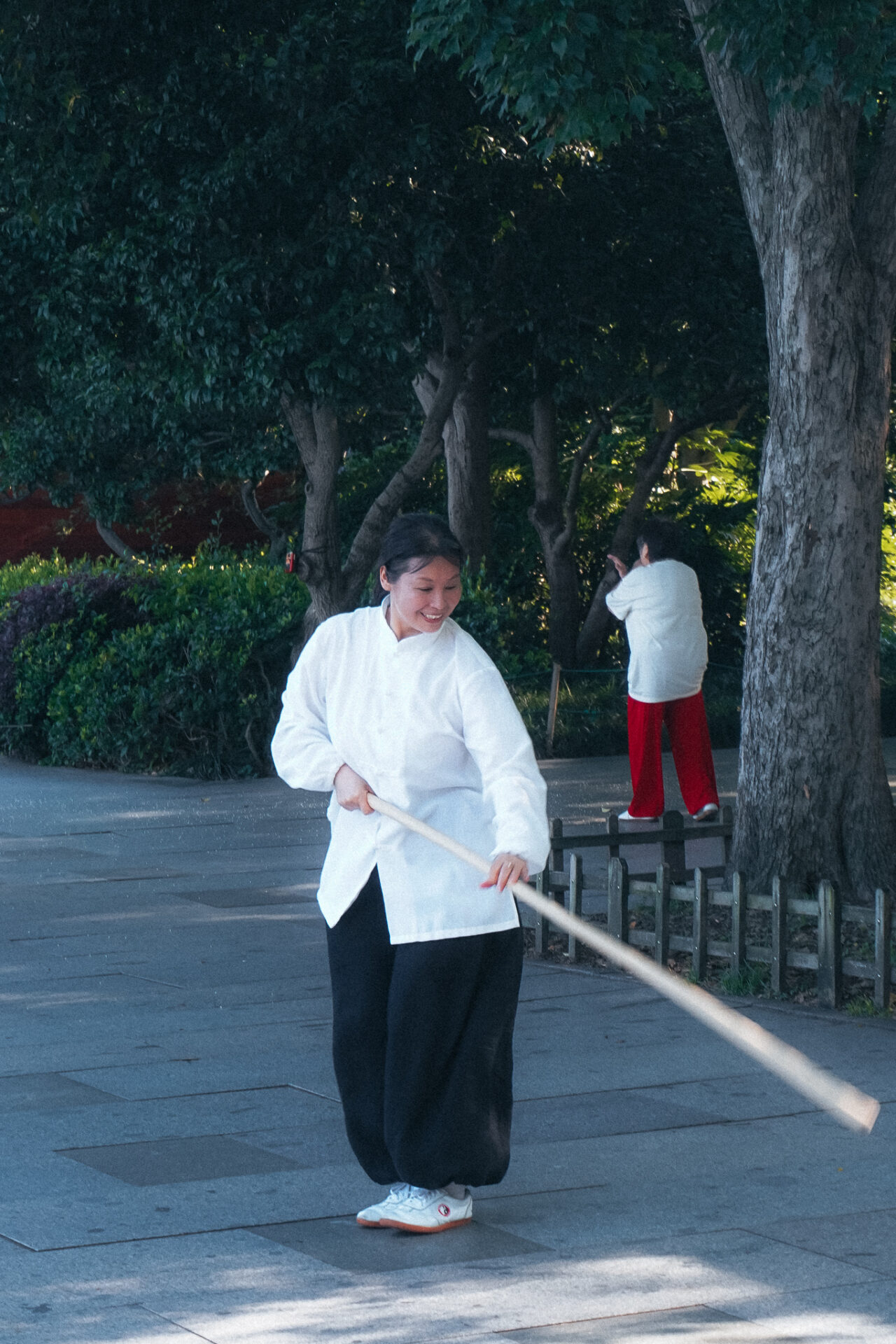 Frau mit Langstock am Westsee in Hangzhou, China