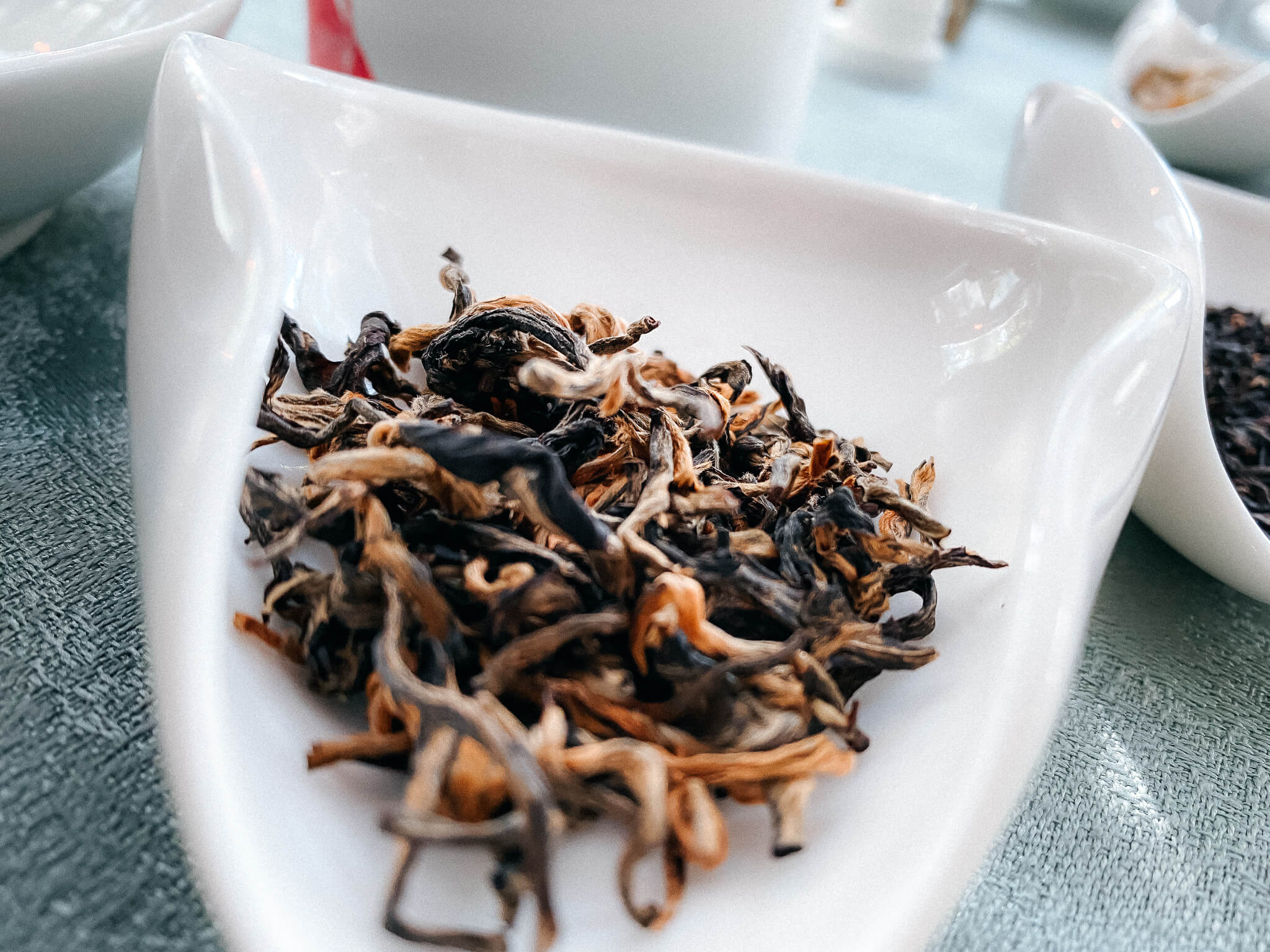 Teeverkostung: die gezwirbelten Teeblätter des afrikanischen Schwarztees