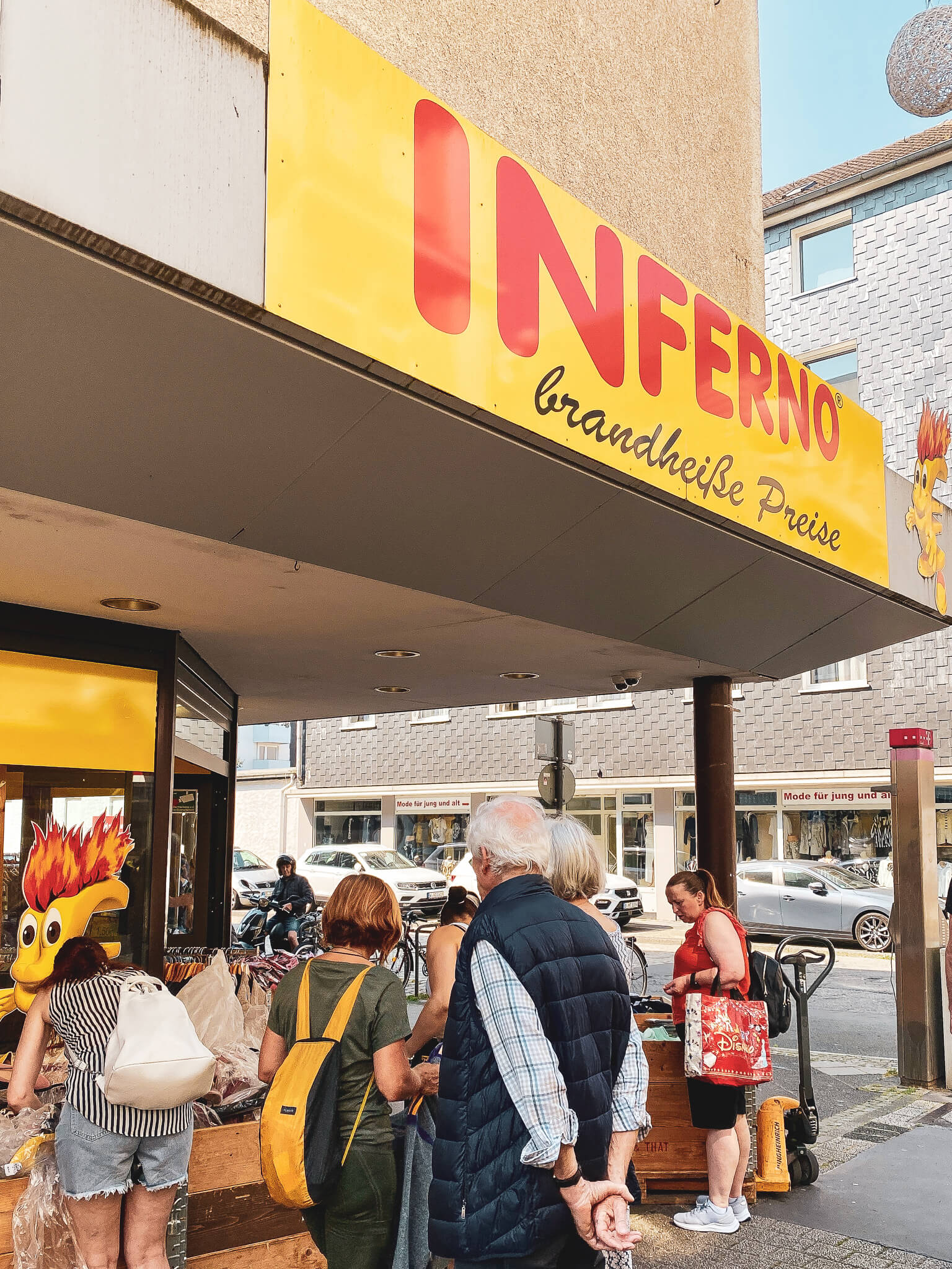 Shop mit dem Namensschild Inferno brandheiße Preise