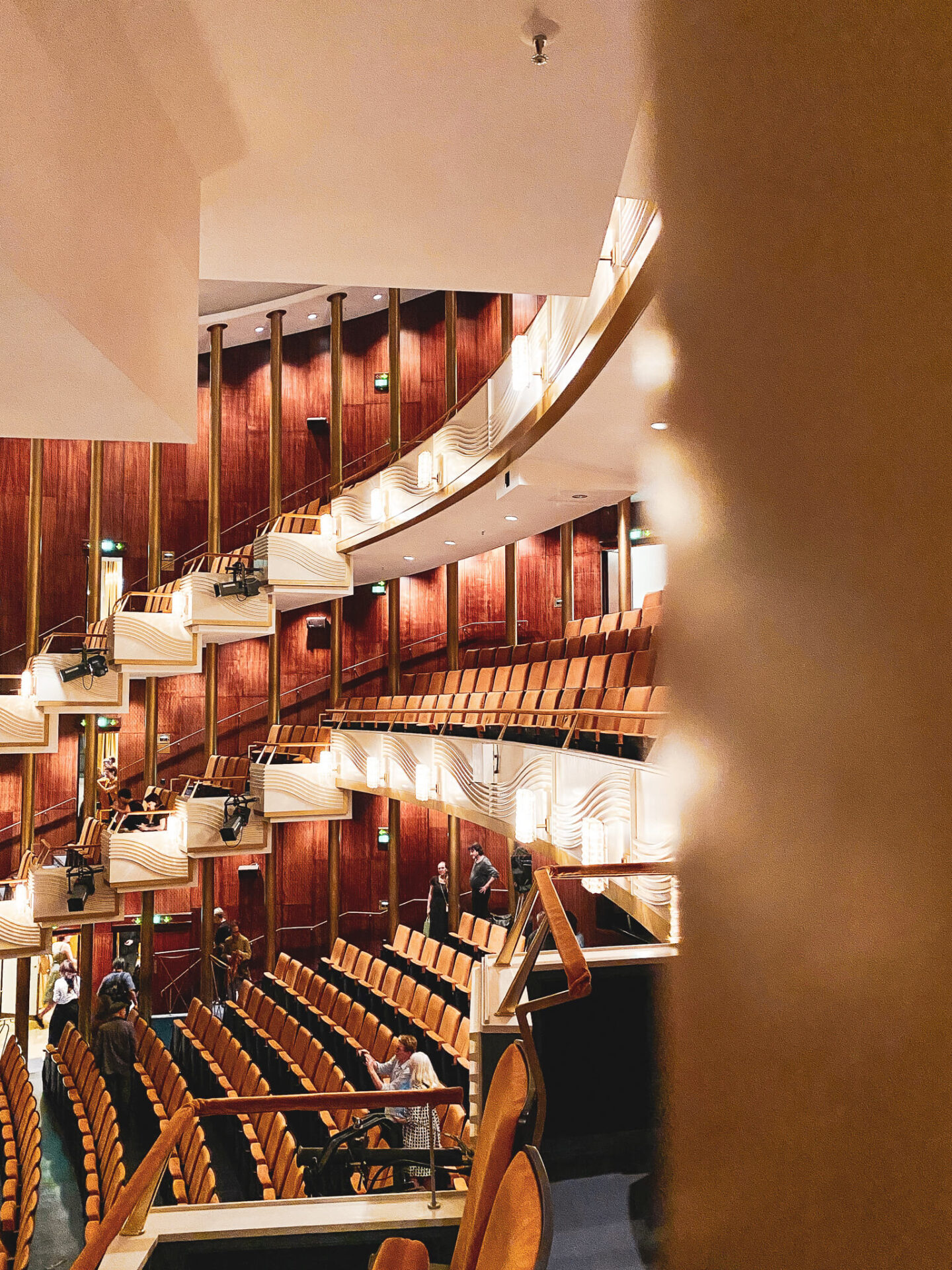 Innenraum mit Sitzplätzen im Opernhaus Wuppertal