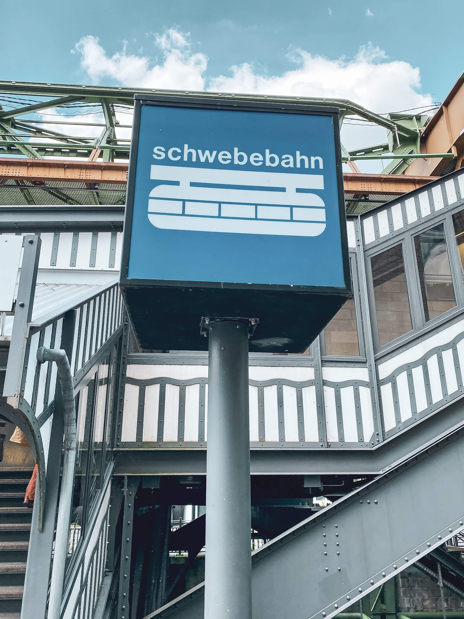 Schwebebahn Haltestelle Zeichen