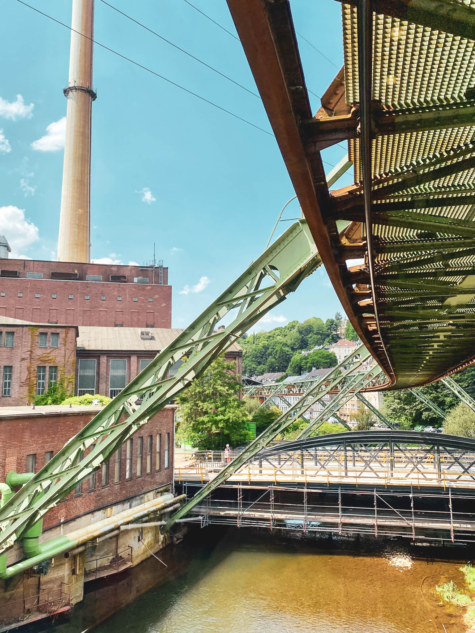 Fabrikhalle am Ufer der Wupper, fotografiert aus der Schwebebahn