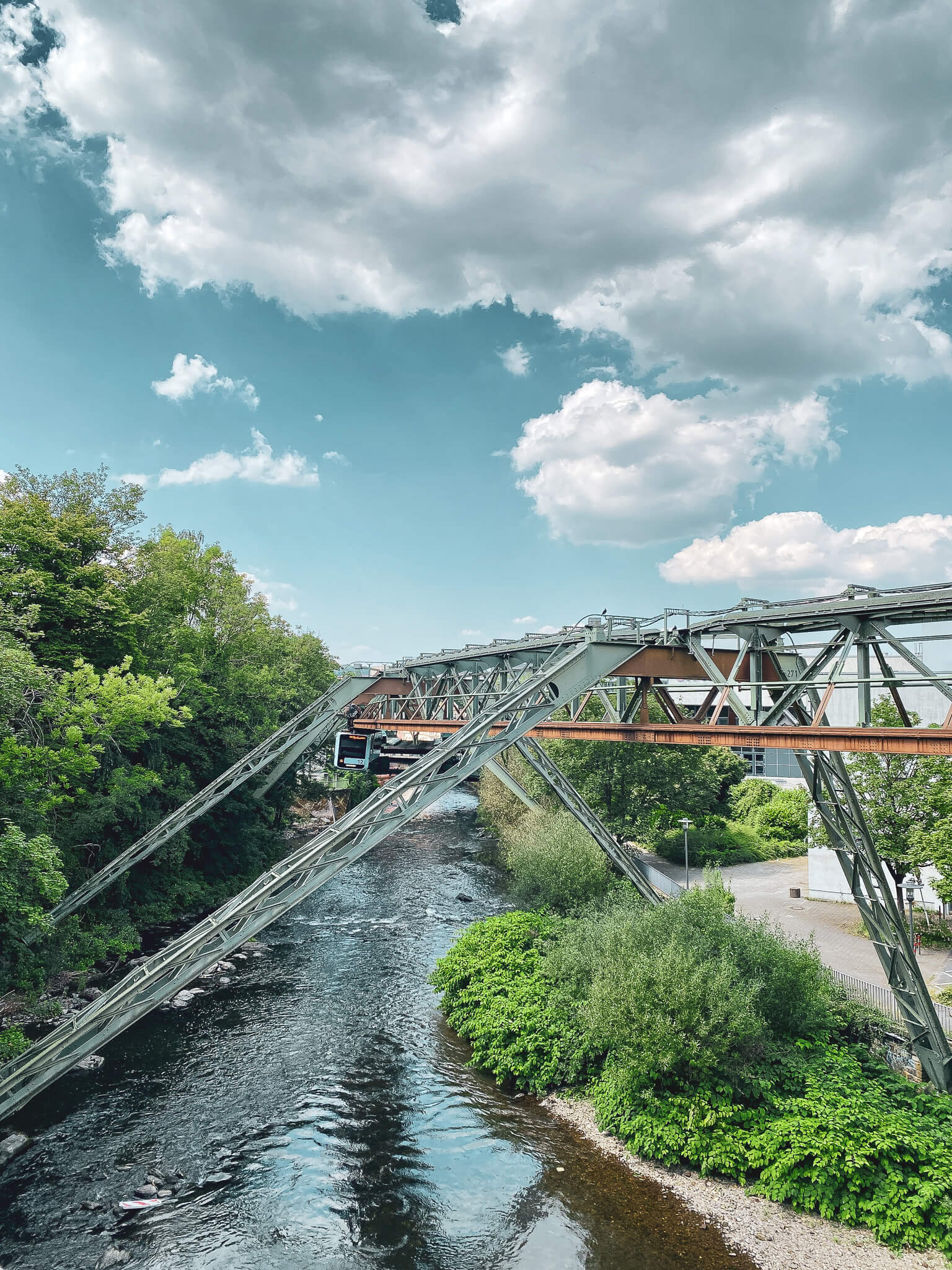 Schwebebahn-Trasse über der Wupper