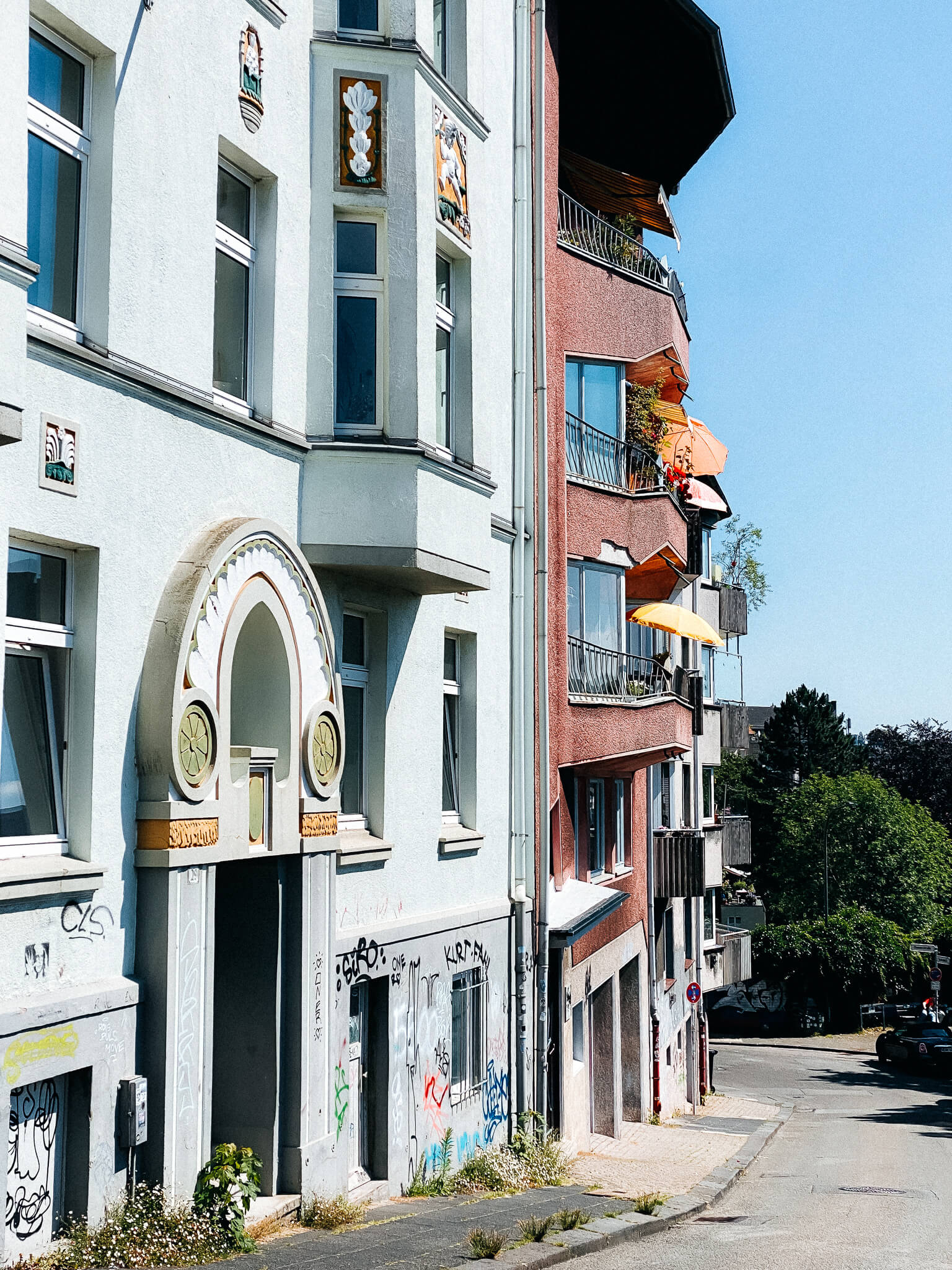 Straße mit Hausfassaden in Wuppertal