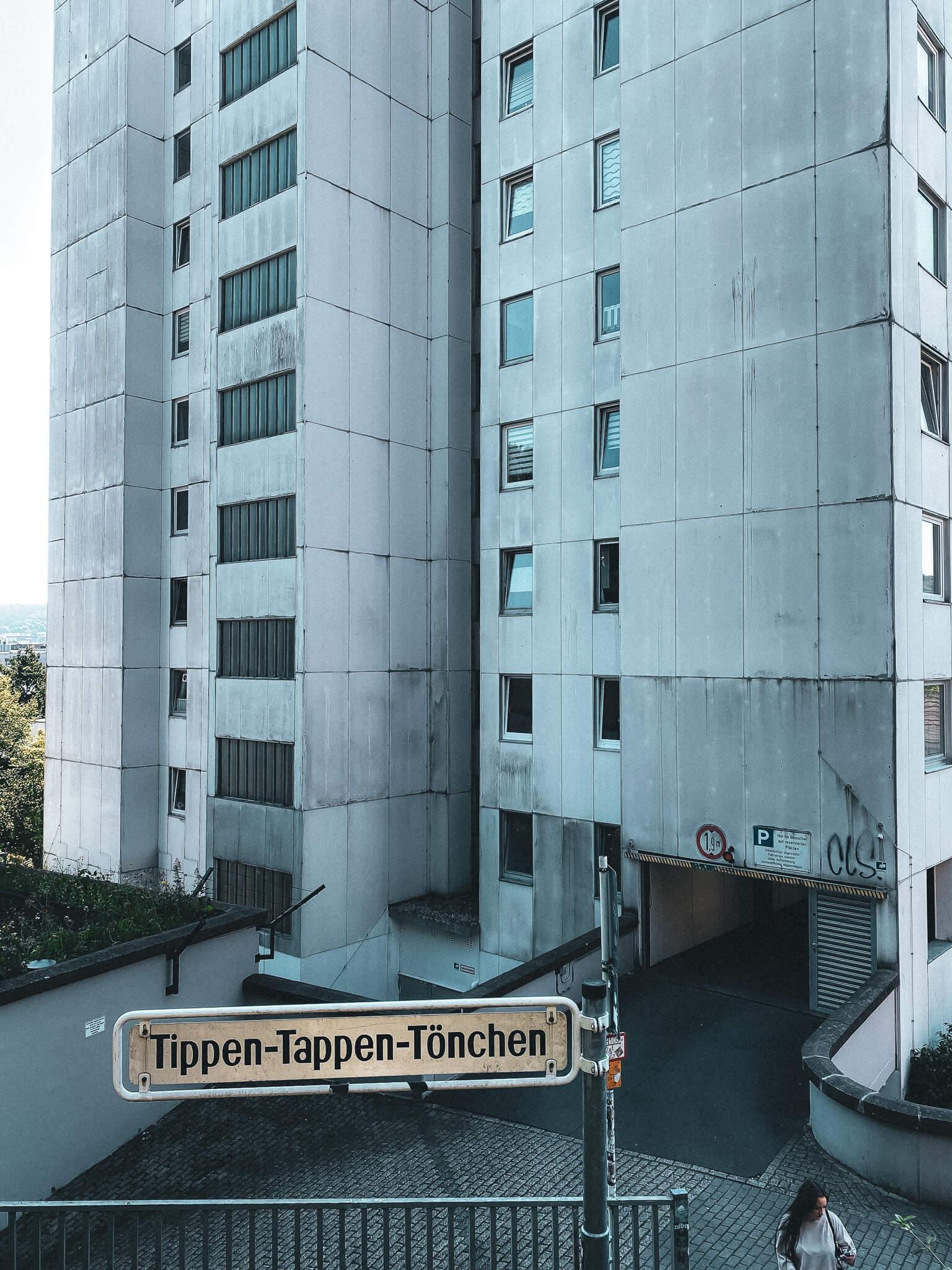 Hochhaus, davor das Straßenschild Tippen-Tappen-Tönchen