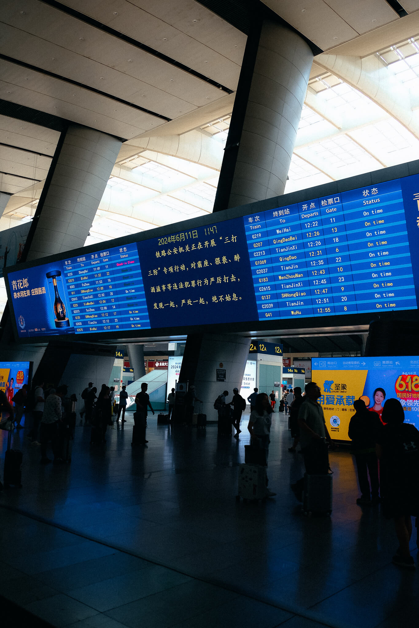 Anzeigentafel im Südbahnhof in Beijing