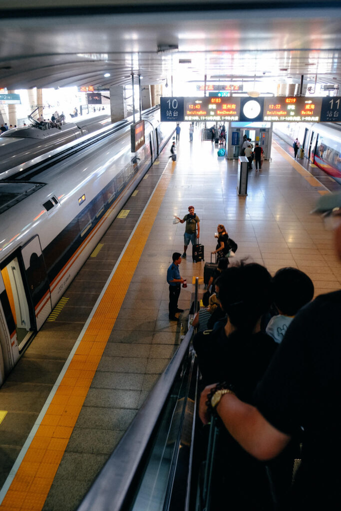 China: Südbahnhof in Beijing, der Hochgeschwindigkeitszu steht am Gleis