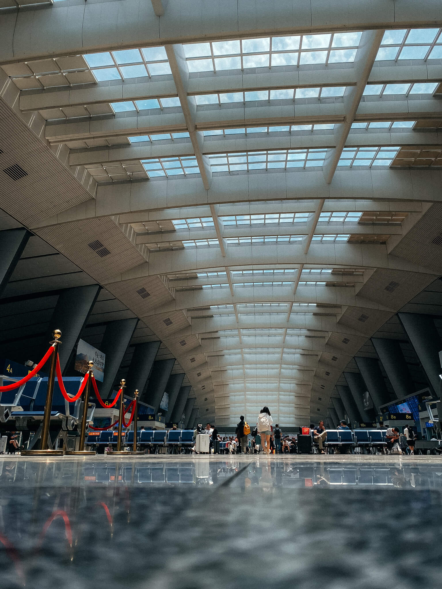 Spiegelnder Fußboden der Wartehalle im Südbahnhof in Beijing