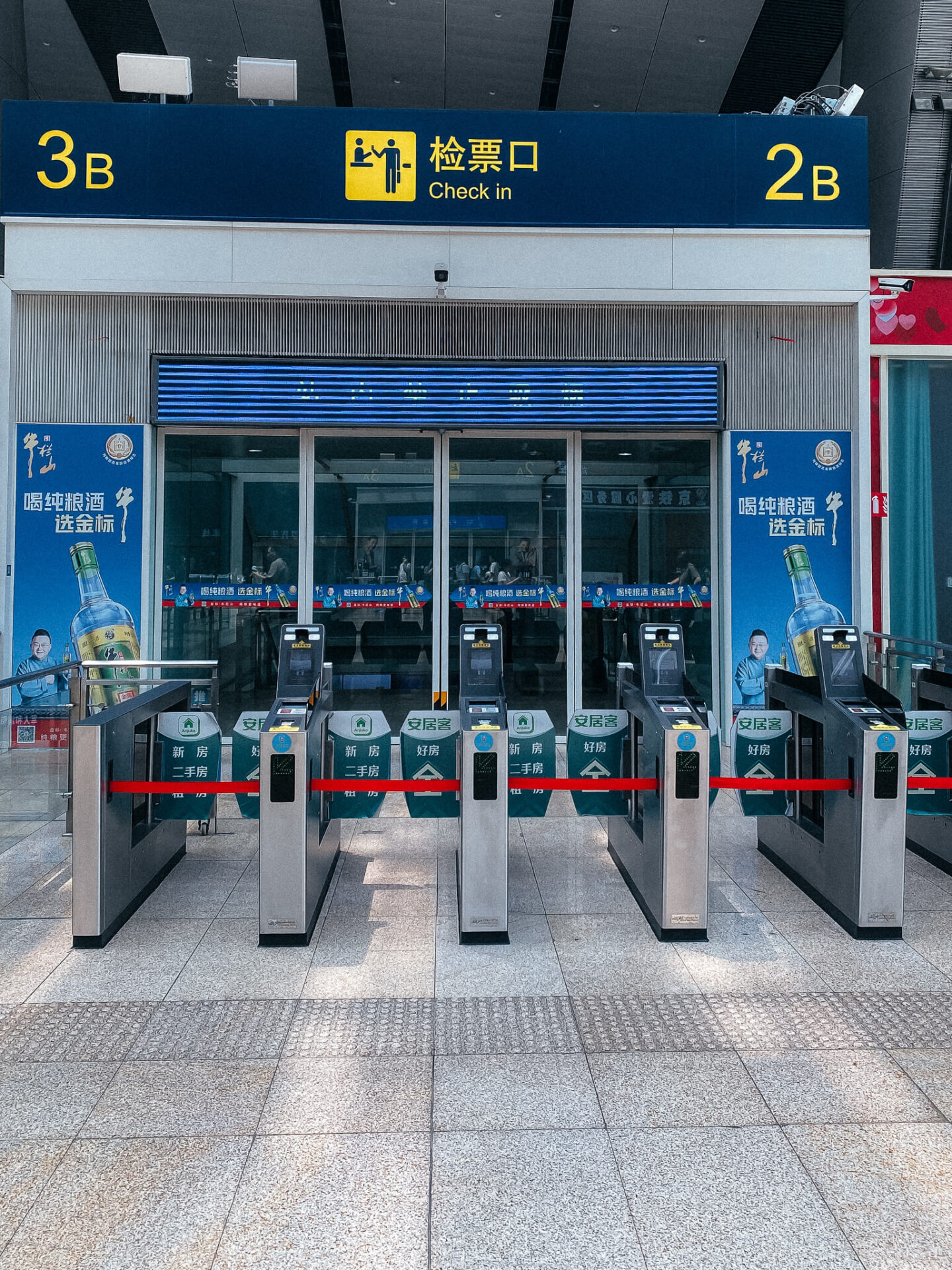 Check in Gate im Südbahnhof in Beijing in China