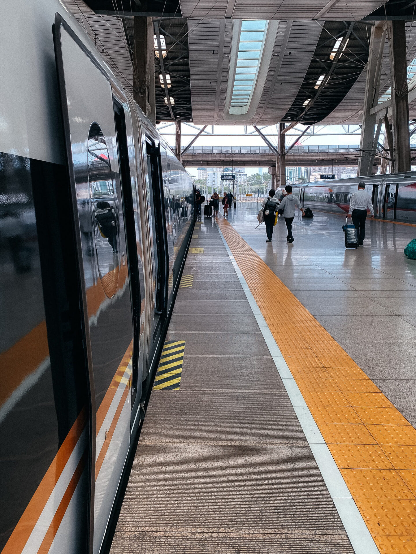 Hochgeschwindigkeistzug am Gleis, Südbahnhof in Beijing