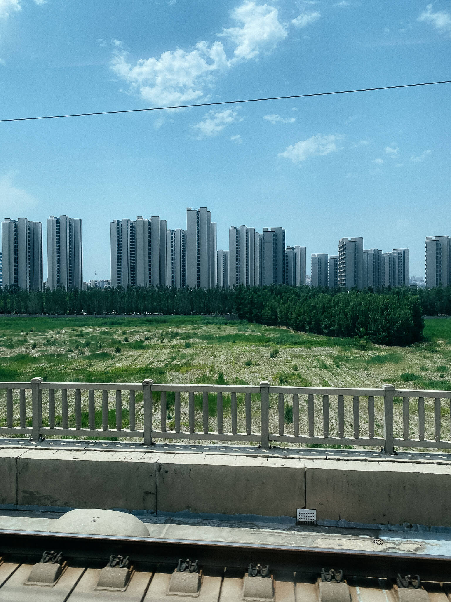 Blick aus dem Zug in China auf Hochhäuser