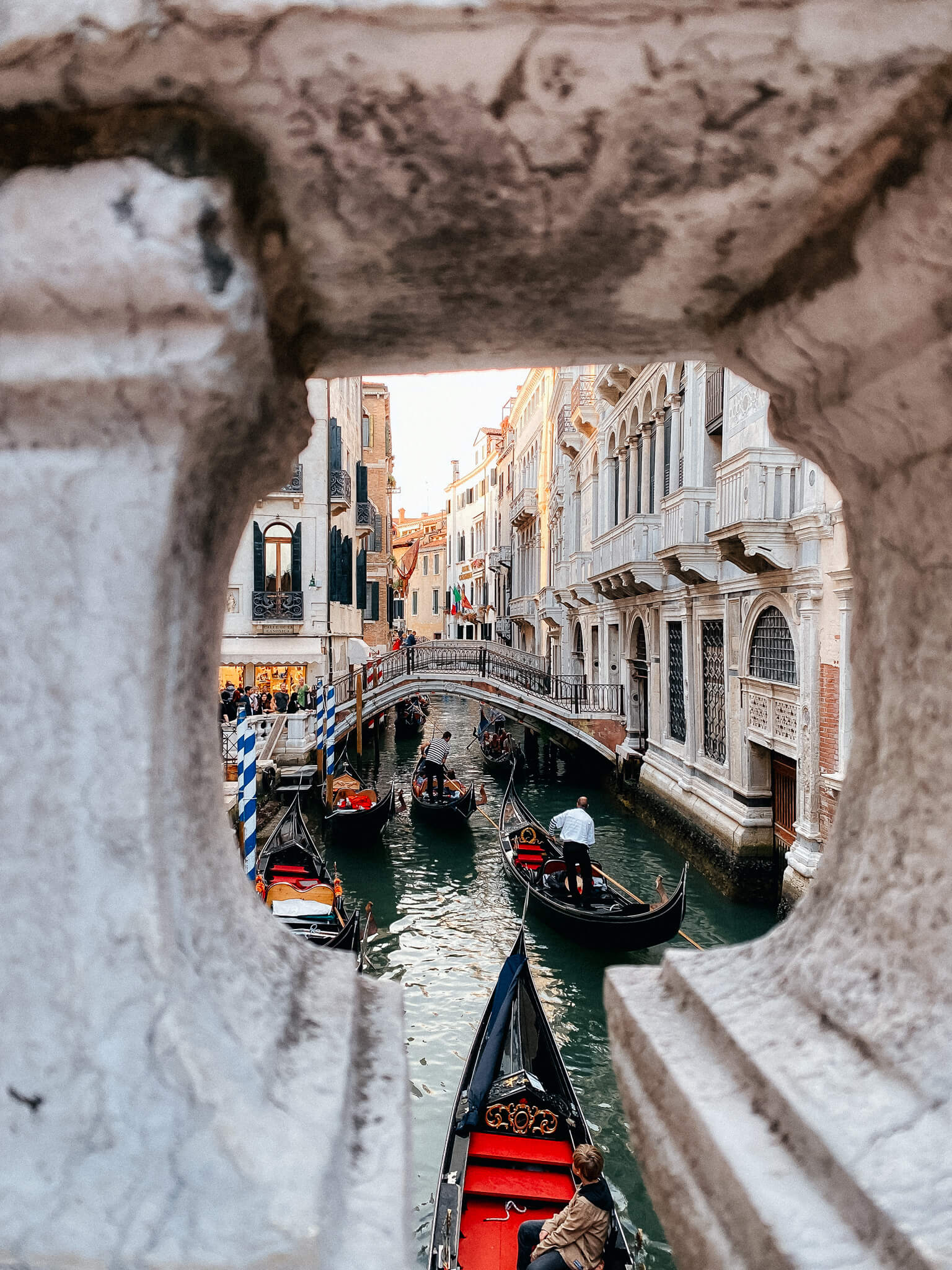 Brückenpracht und Gondelstau in Venedig