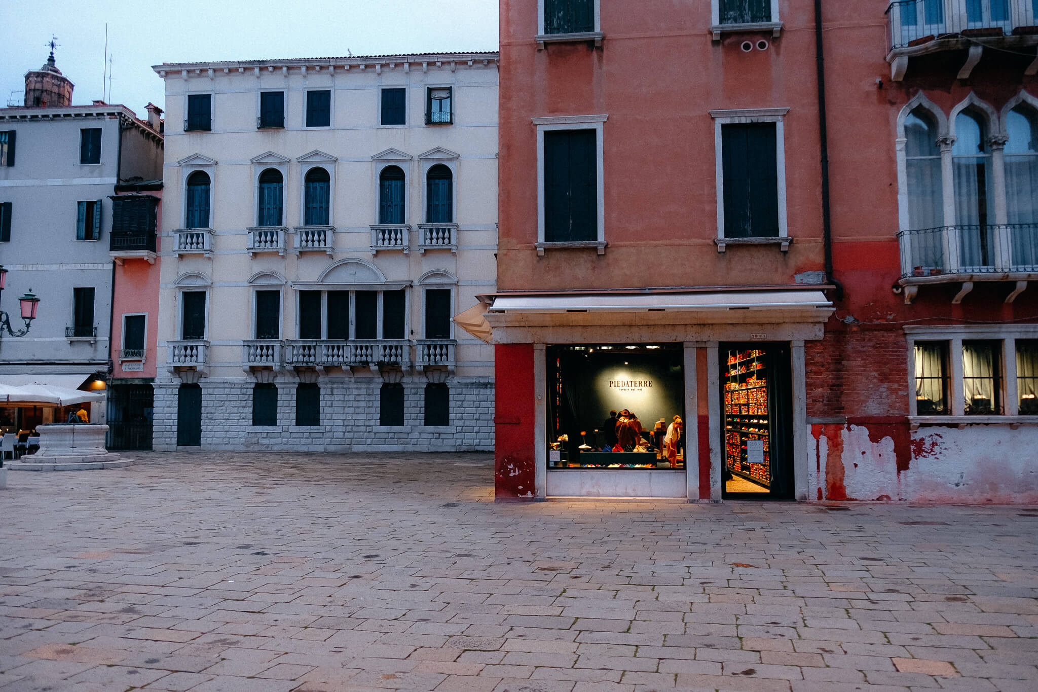 Campo in Venedig mit beleuchtetem Schaufenster