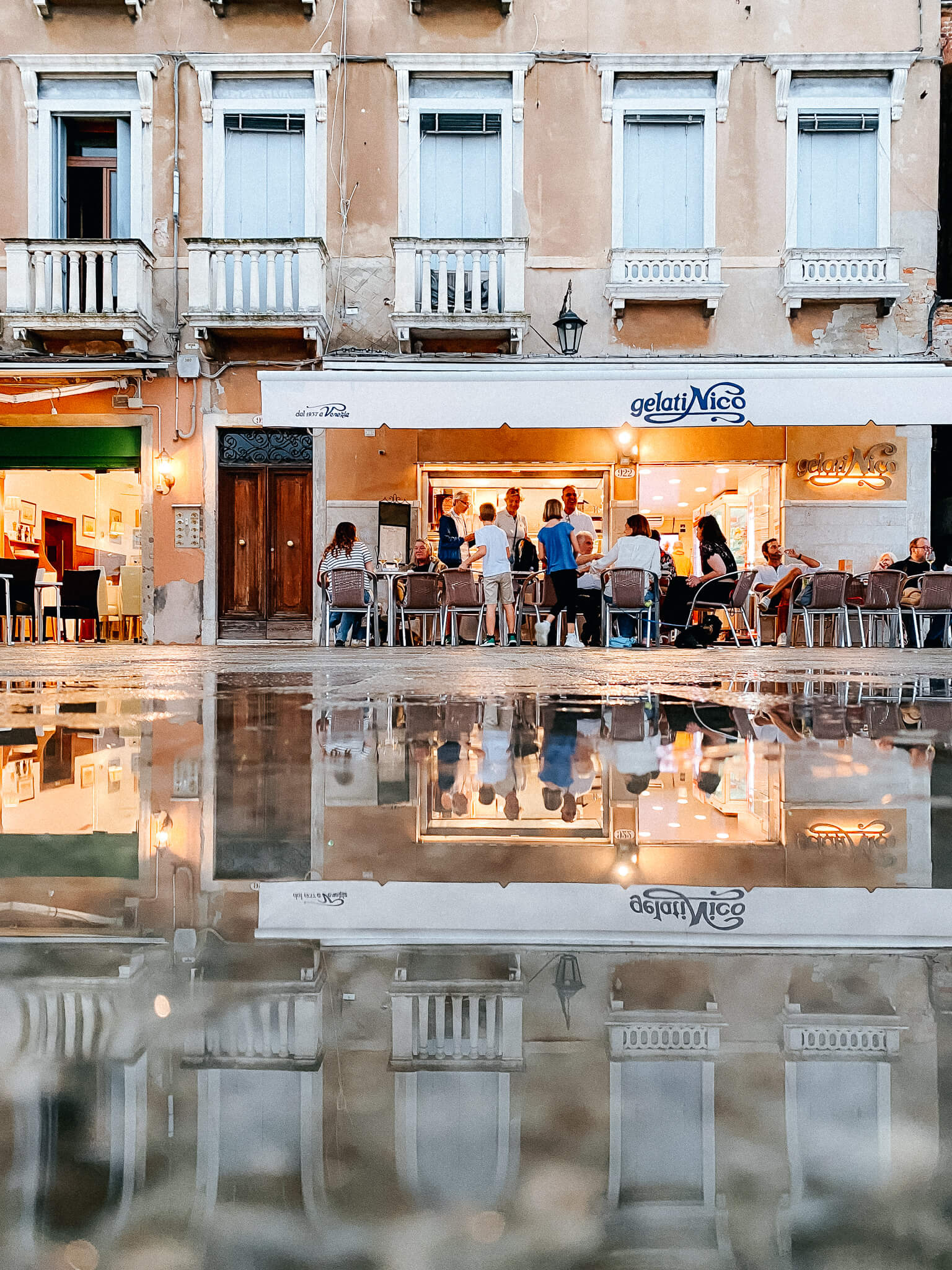 Spiegelung vor der Gelateria Nico in Venedig