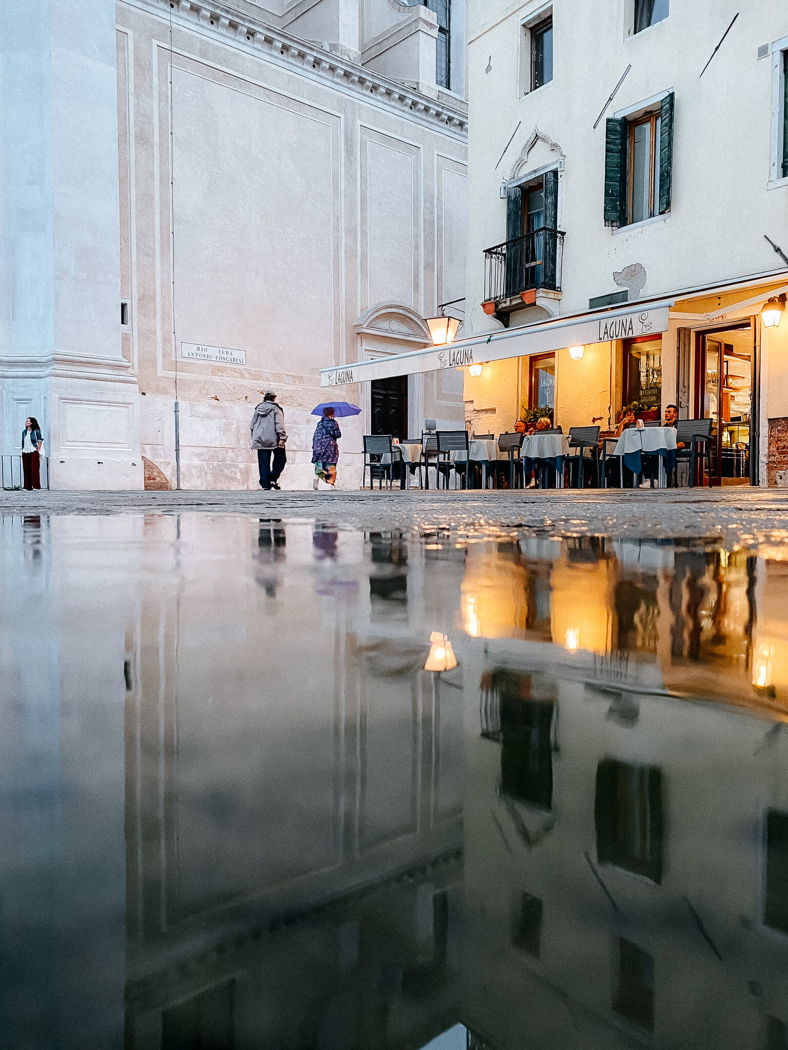 Spiegelung auf der Fondamenta delle Zattere vor der Gesuati Kirche