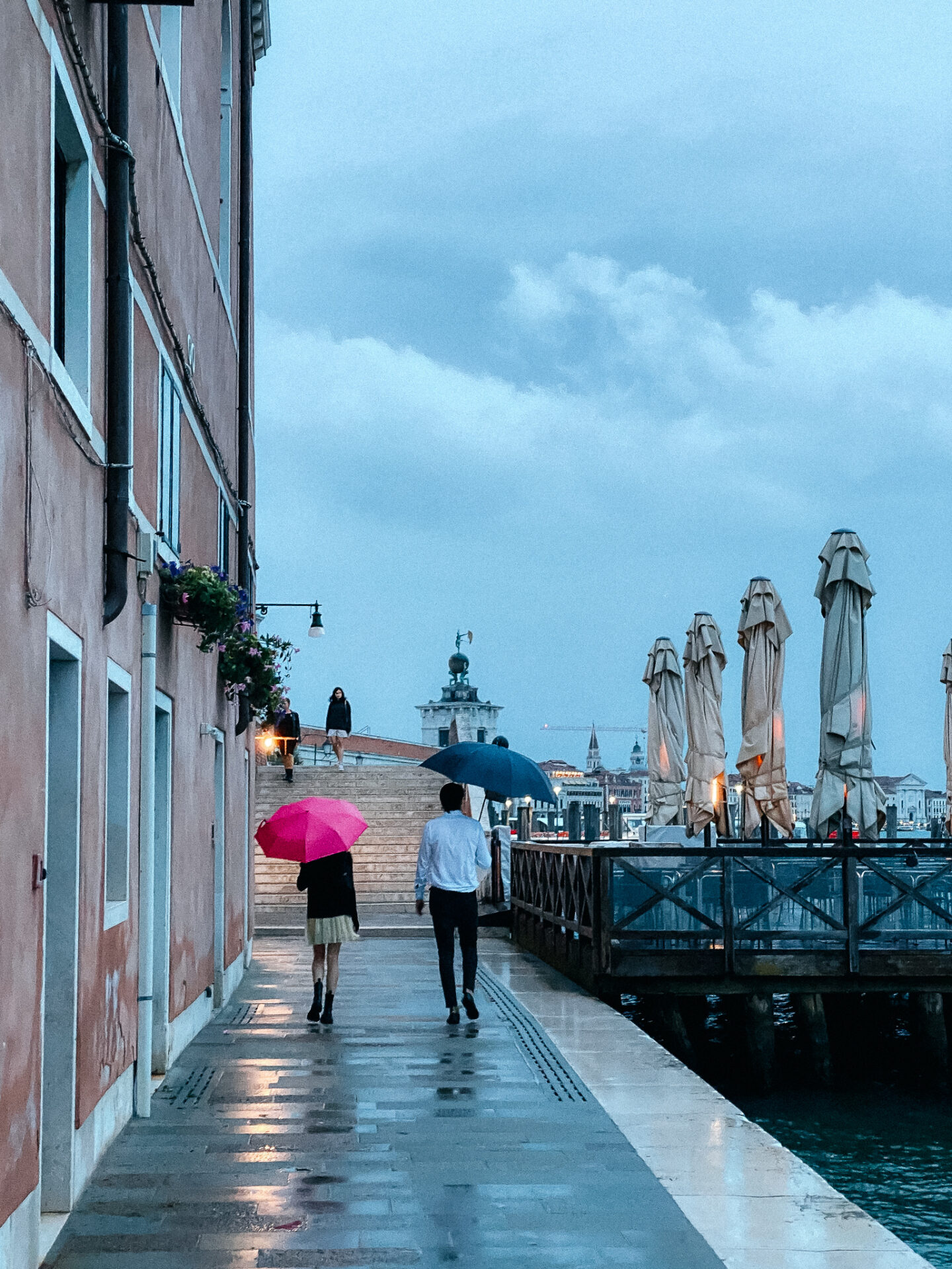 Touristen mit Schirm auf der Zattere in Venedig