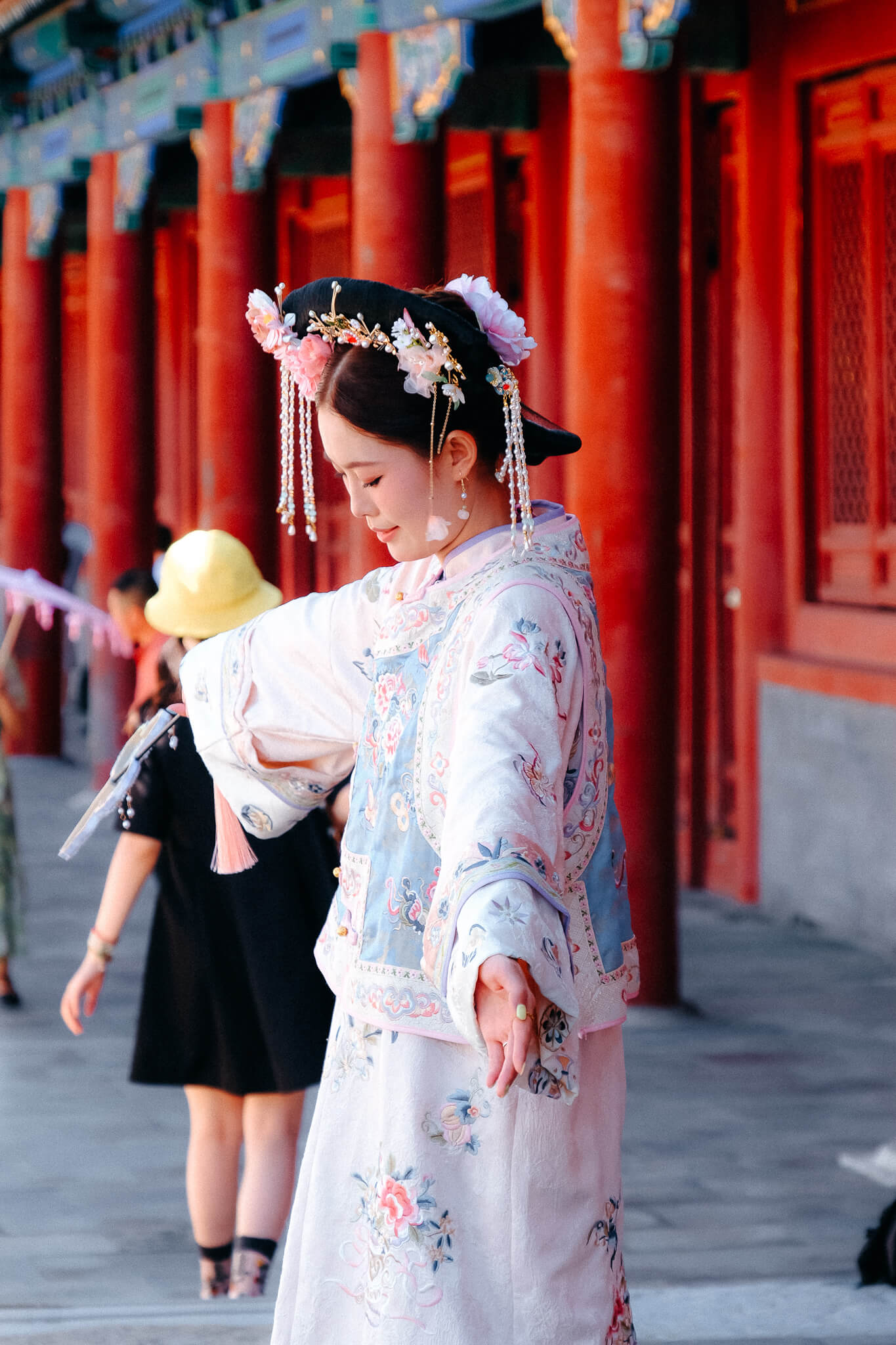 China: junge Frau posiert in traditionellem Gewand Hanfu