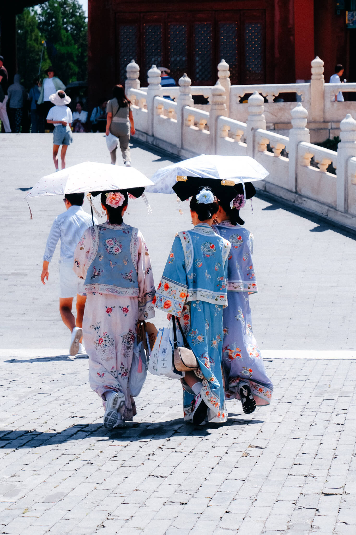 China, Beijing, Kaiserpalast: drei Frauen in traditionellen Hanfu-Gewändern