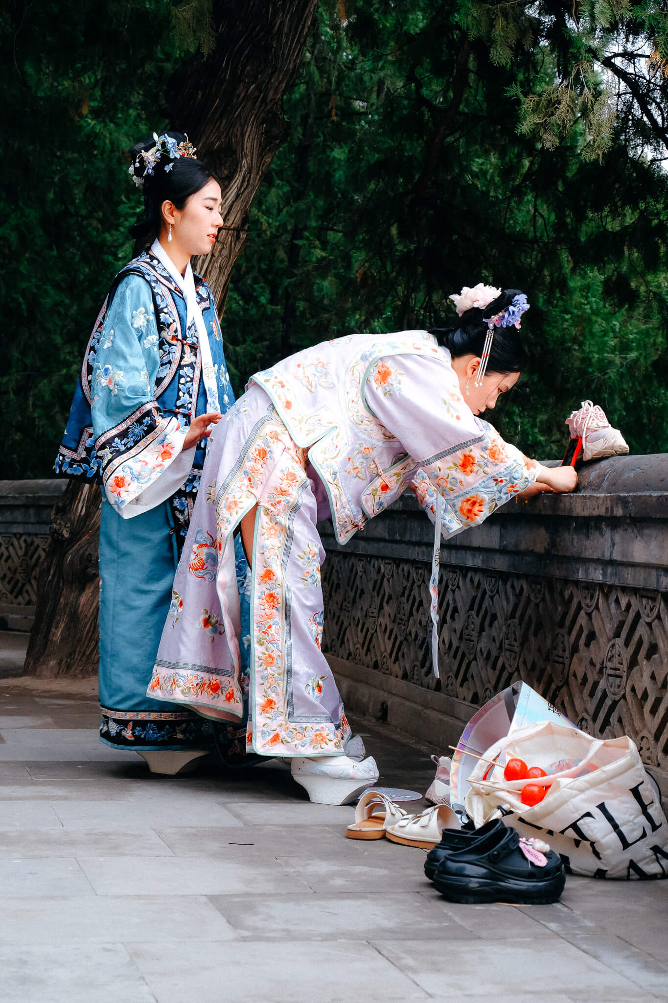 China, Beijing, Sommerpalast: junge Frauen in traditionellen Hanfu-Gewändern nehmen TikTok-Videos auf