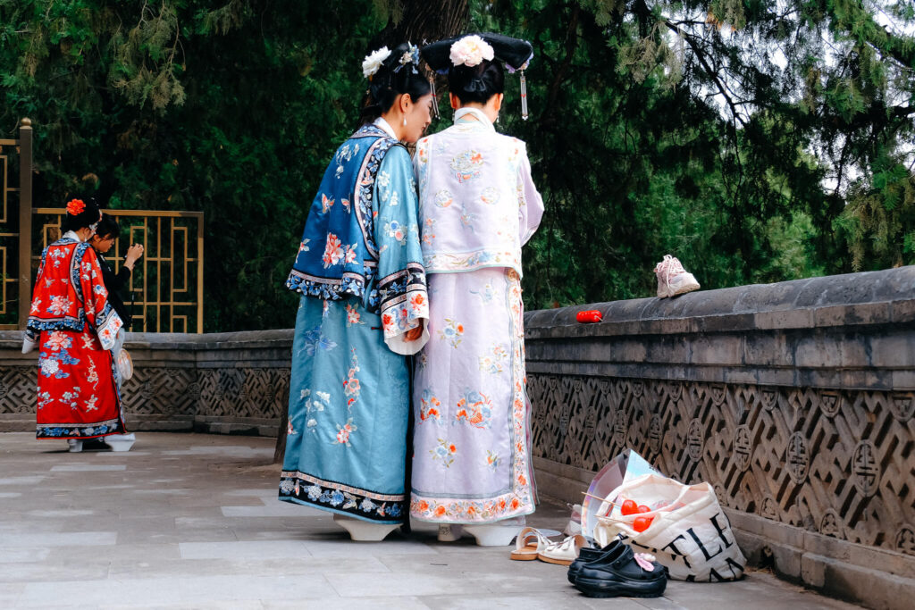 China, Beijing, Sommerpalast: junge Frauen in traditionellen Hanfu-Gewändern nehmen TikTok-Videos auf