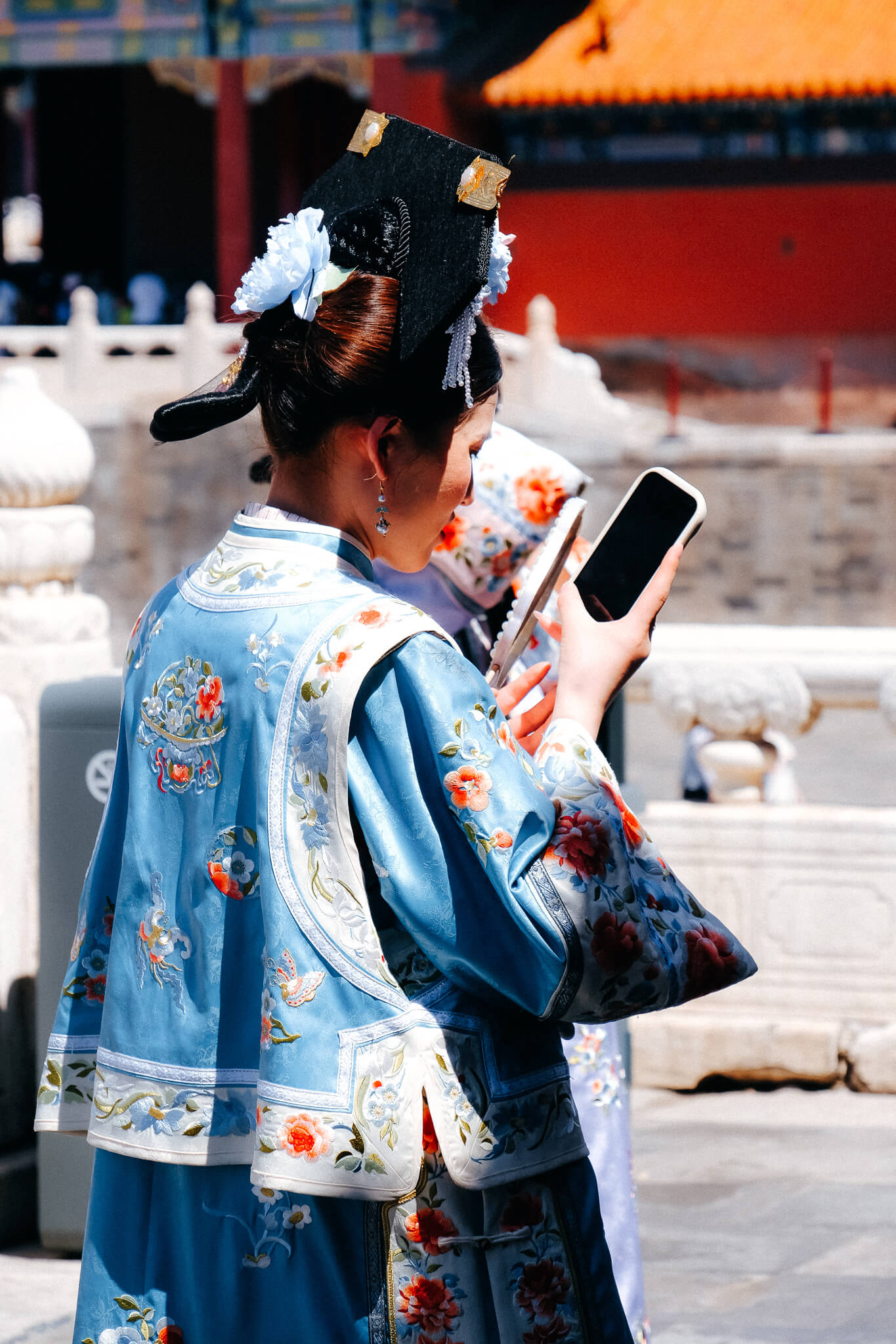 China, Kaiserpalast: junge Frau im Hanfu mit Smartphone