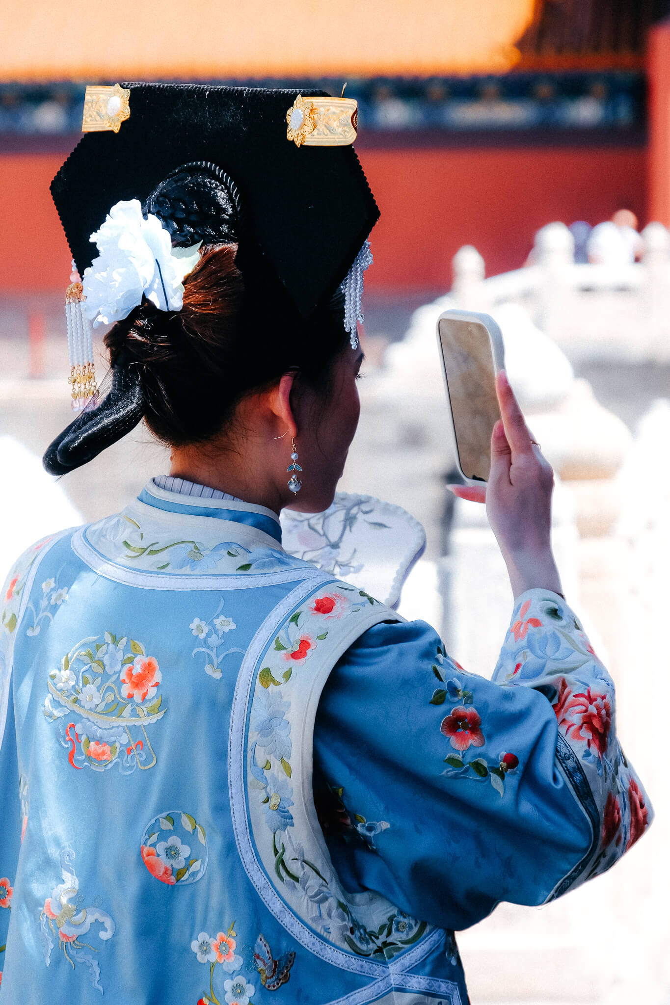 China, Kaiserpalast: junge Frau im Hanfu mit Smartphone