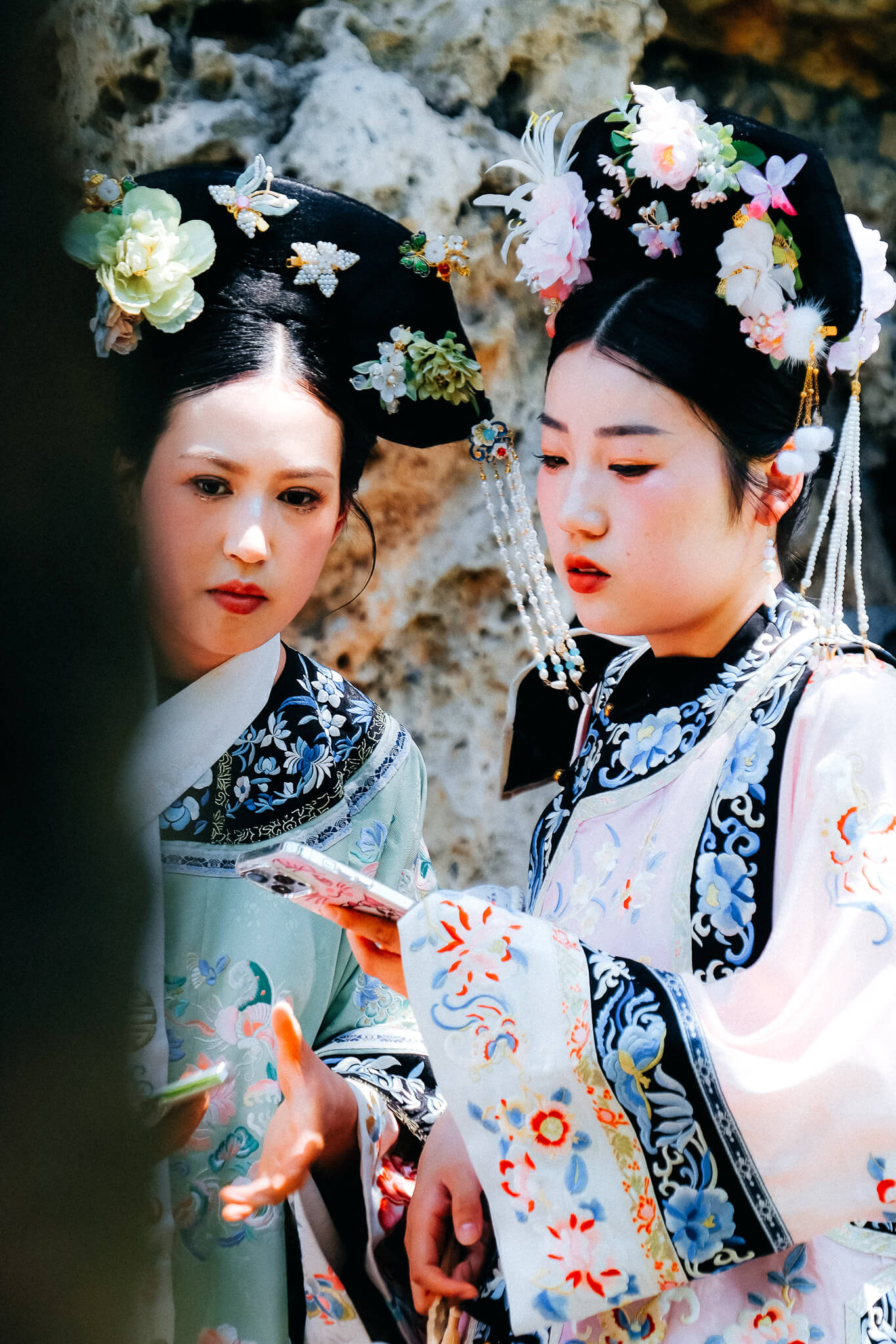 China, Beijing, Kaiserpalast: junge Frauen in traditionellen Hanfu-Gewändern