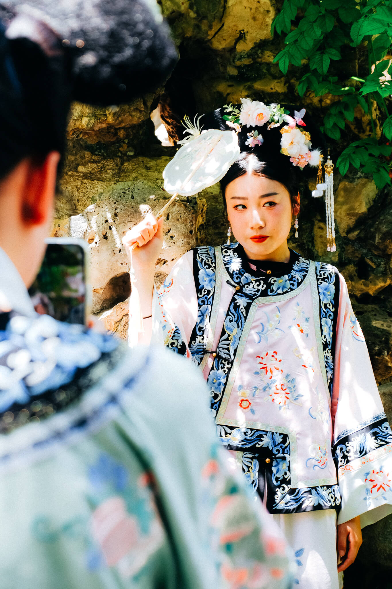 China, Beijing, Kaiserpalast: Junge Frau im traditionellen Hanfu wird fotografiert