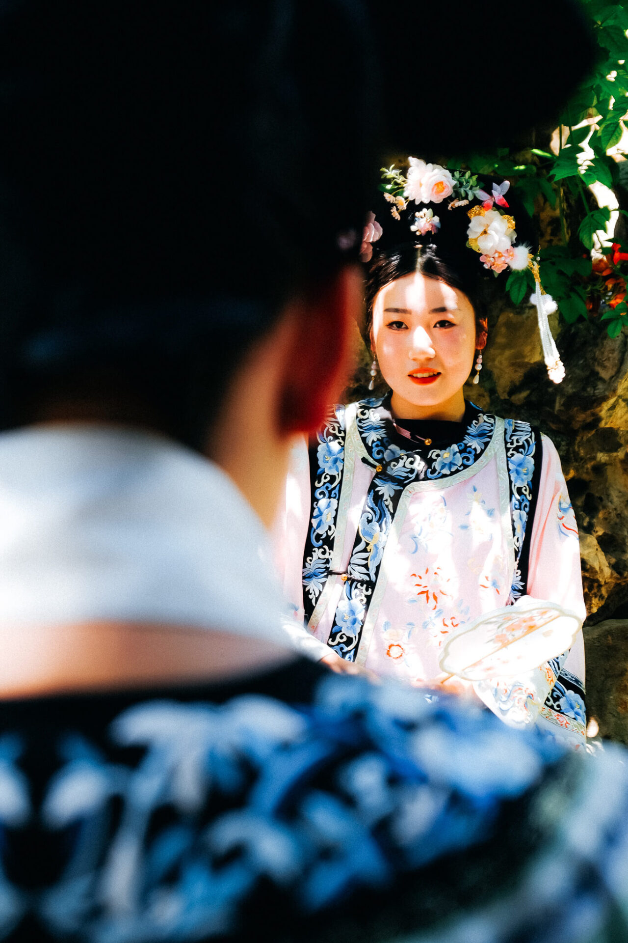 China, Beijing, Kaiserpalast: Junge Frau im traditionellen Hanfu wird fotografiert