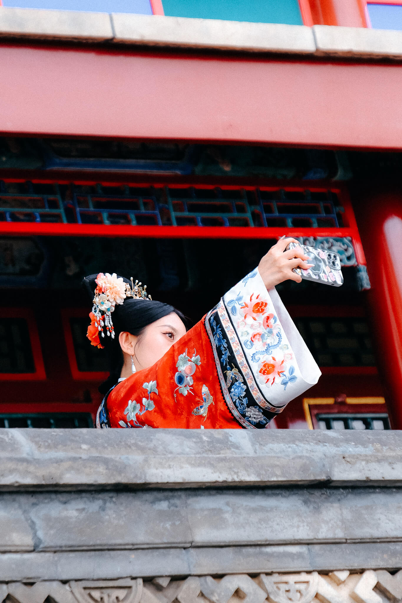 China, Beijing, Sommerpalast: junge Frau in traditionellem Hanfu-Kostüm macht ein Selfie 