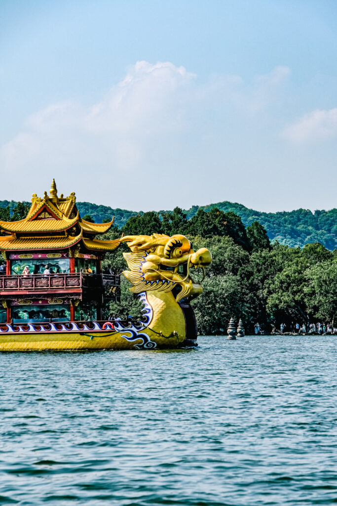 China, Hangzhou: Boot in Drachenform auf dem Westsee