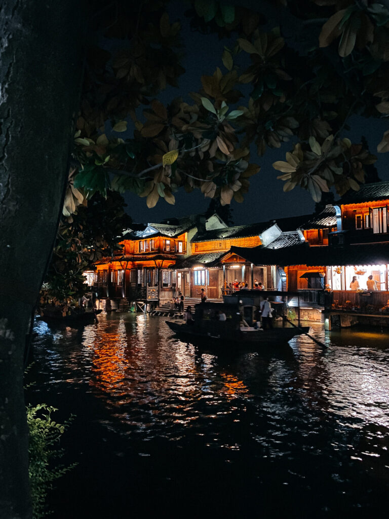 China, Wuzhen: das Wasserdorf am Abend