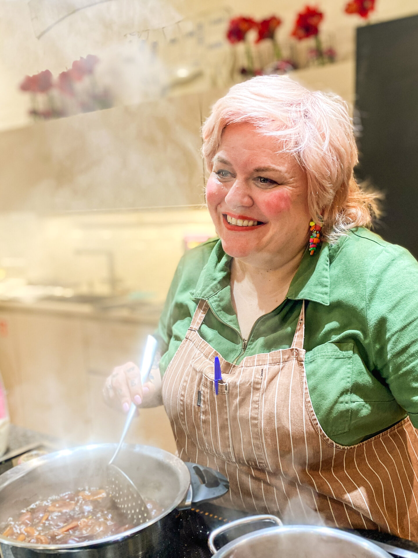 Nina Meyer mit einem Schaumlöffel vor einem dampfenden Topf