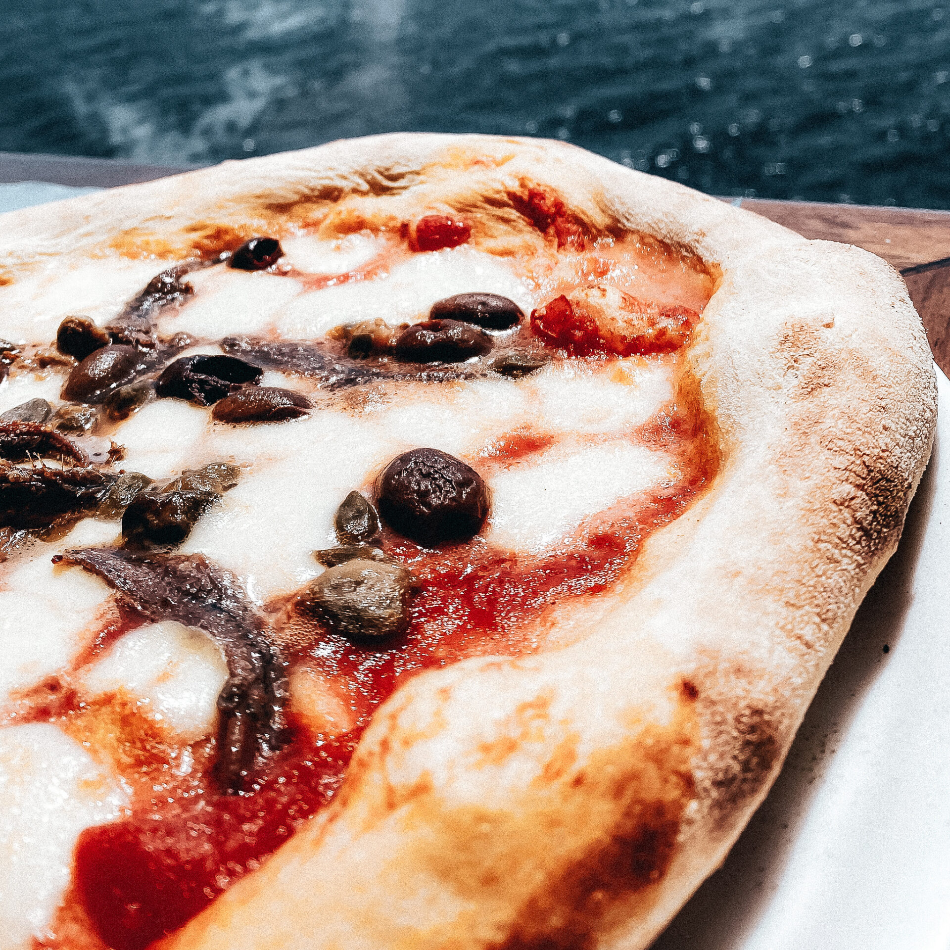 Pizza auf einem Kreuzfahrtschiff mit Meer im Hintergrund