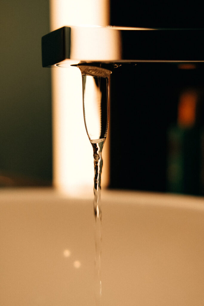 Wasserhahn mit Tropfen