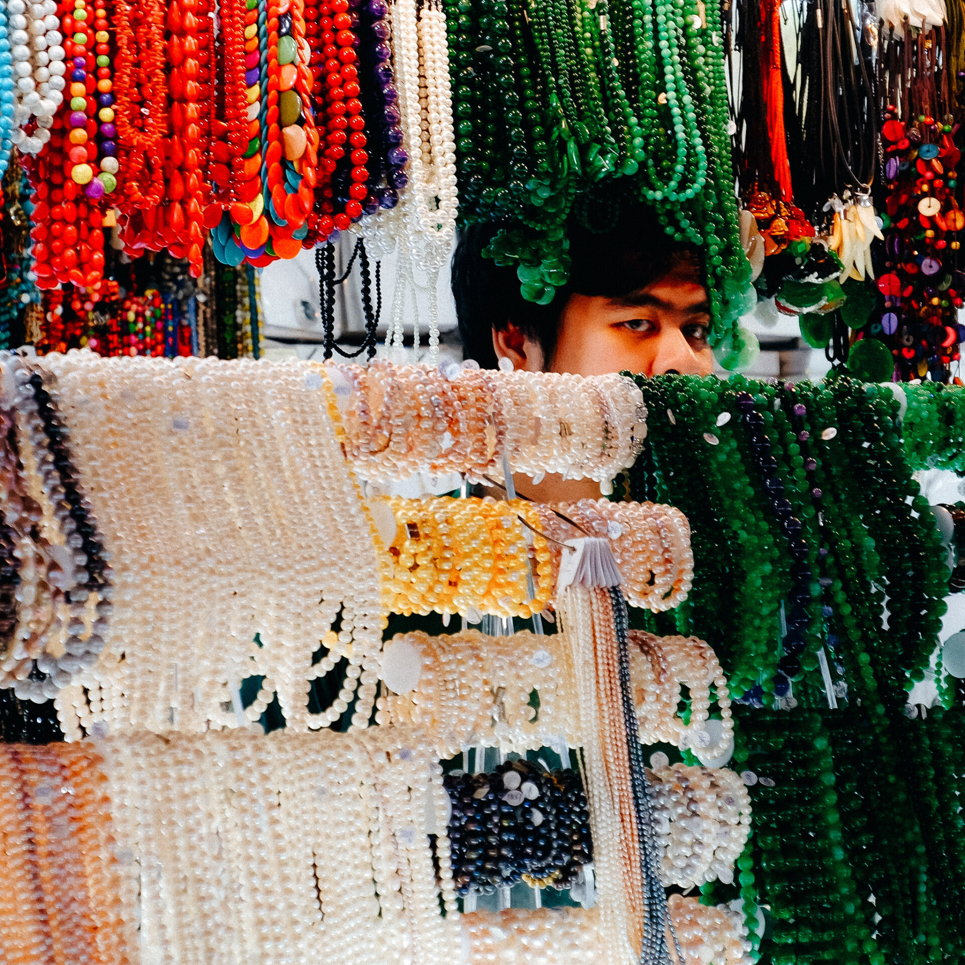 Blick durch die Ketten im Ben-Than-Markt in Saigon