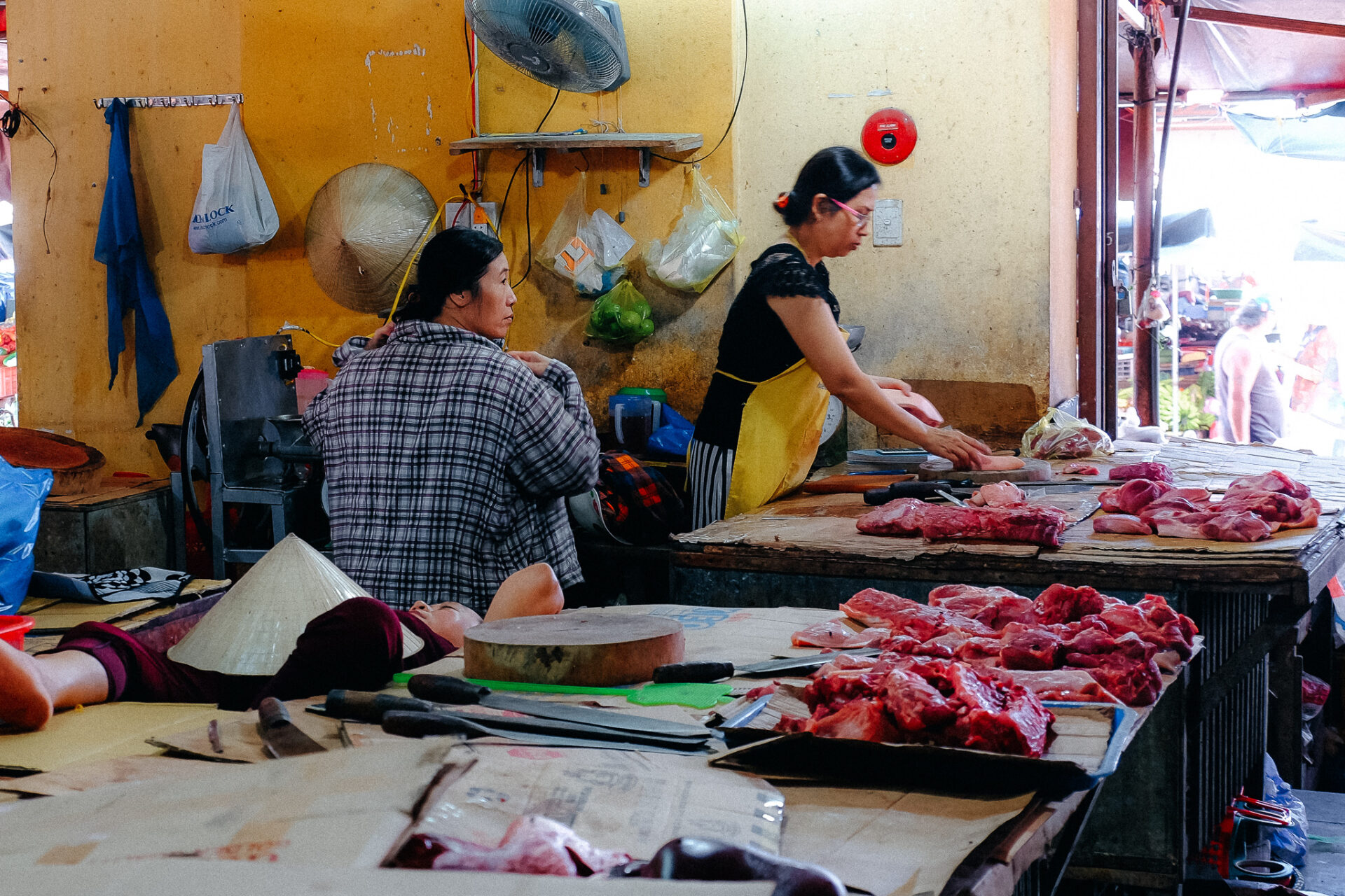 Markt in Hoi An – Nickerchen am Fleischstand