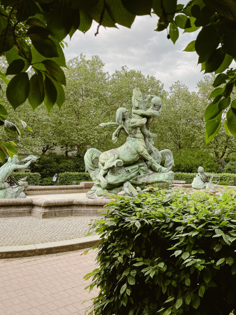 Kämpfende Zentauren: der Stuhlmann-Brunnen in Altona