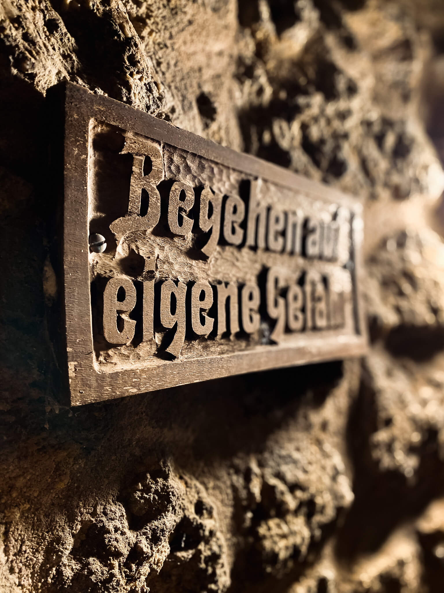 Schild mit der Aufschrift Begehen auf eigene Gefahr
