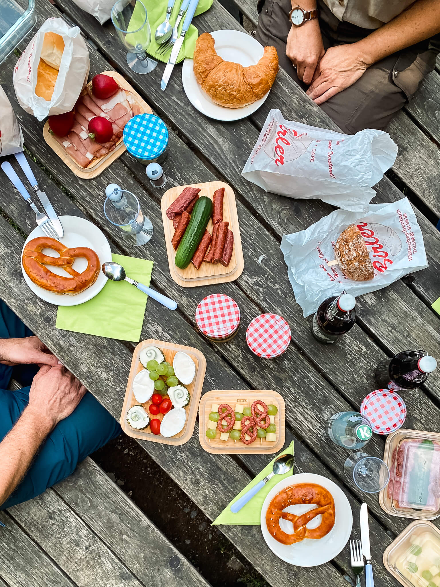 Gedeckter Tisch mit Picknick von oben