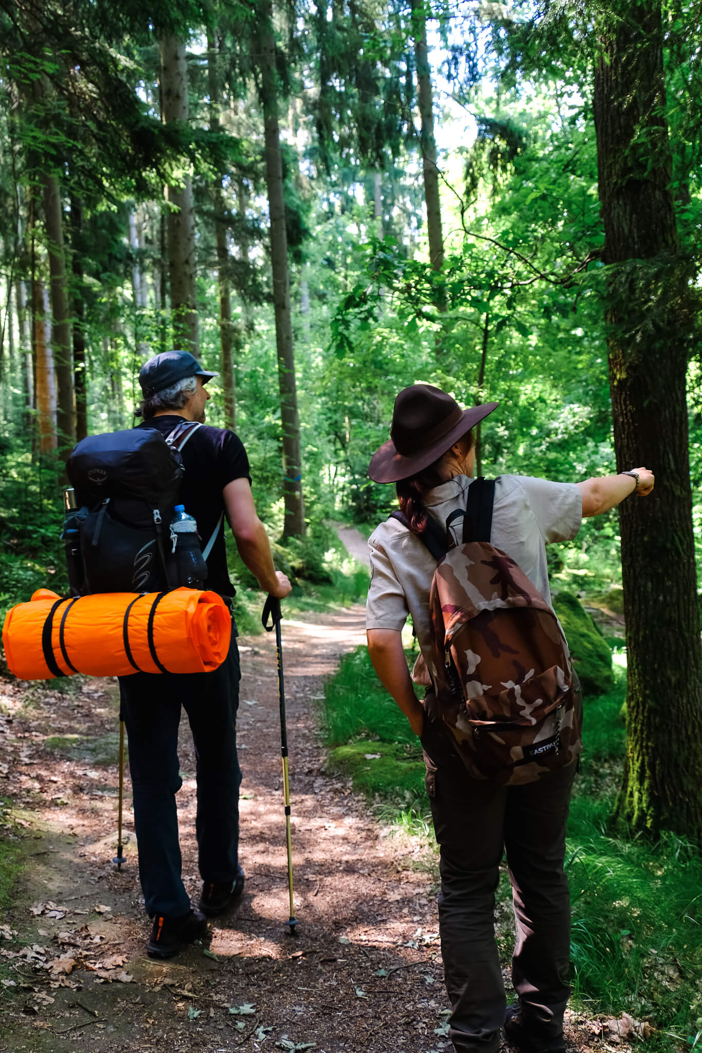 Rangerin und Wanderer auf dem Goldsteig im Waldnaabtal