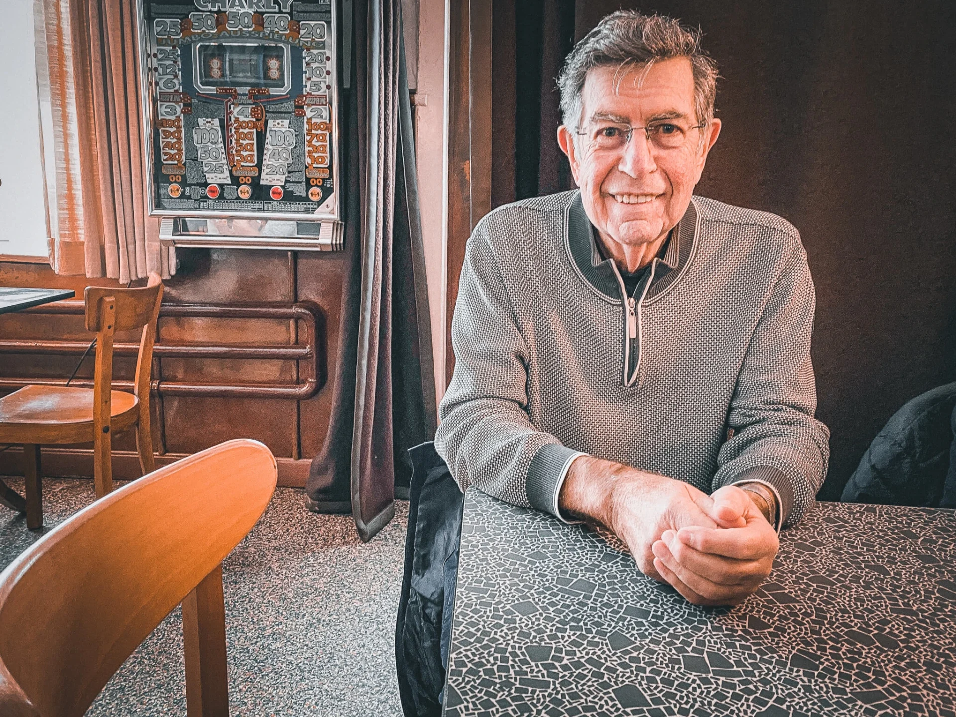 Ein Mann am Tisch in der Veddeler Fischgaststätte