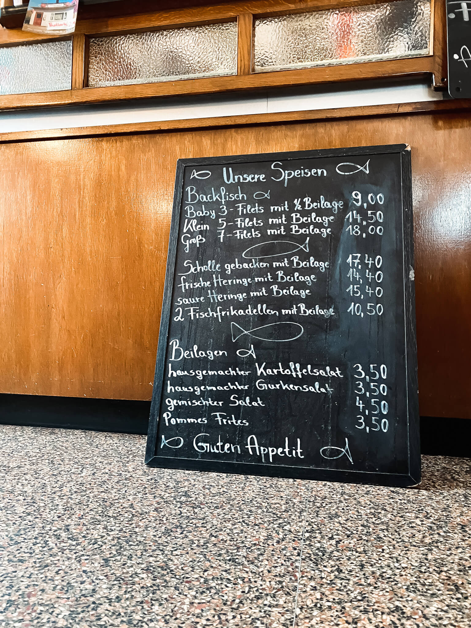 Tafel mit Karte der Veddeler Fischgaststätte