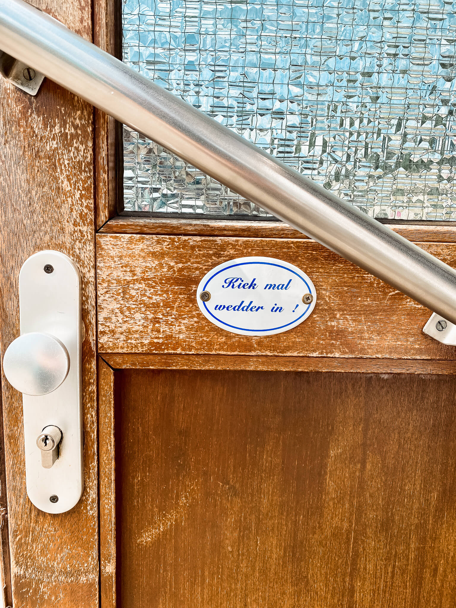 Tür der Veddeler Fischgaststätte mit Plakette "Kiek mal wedder in"