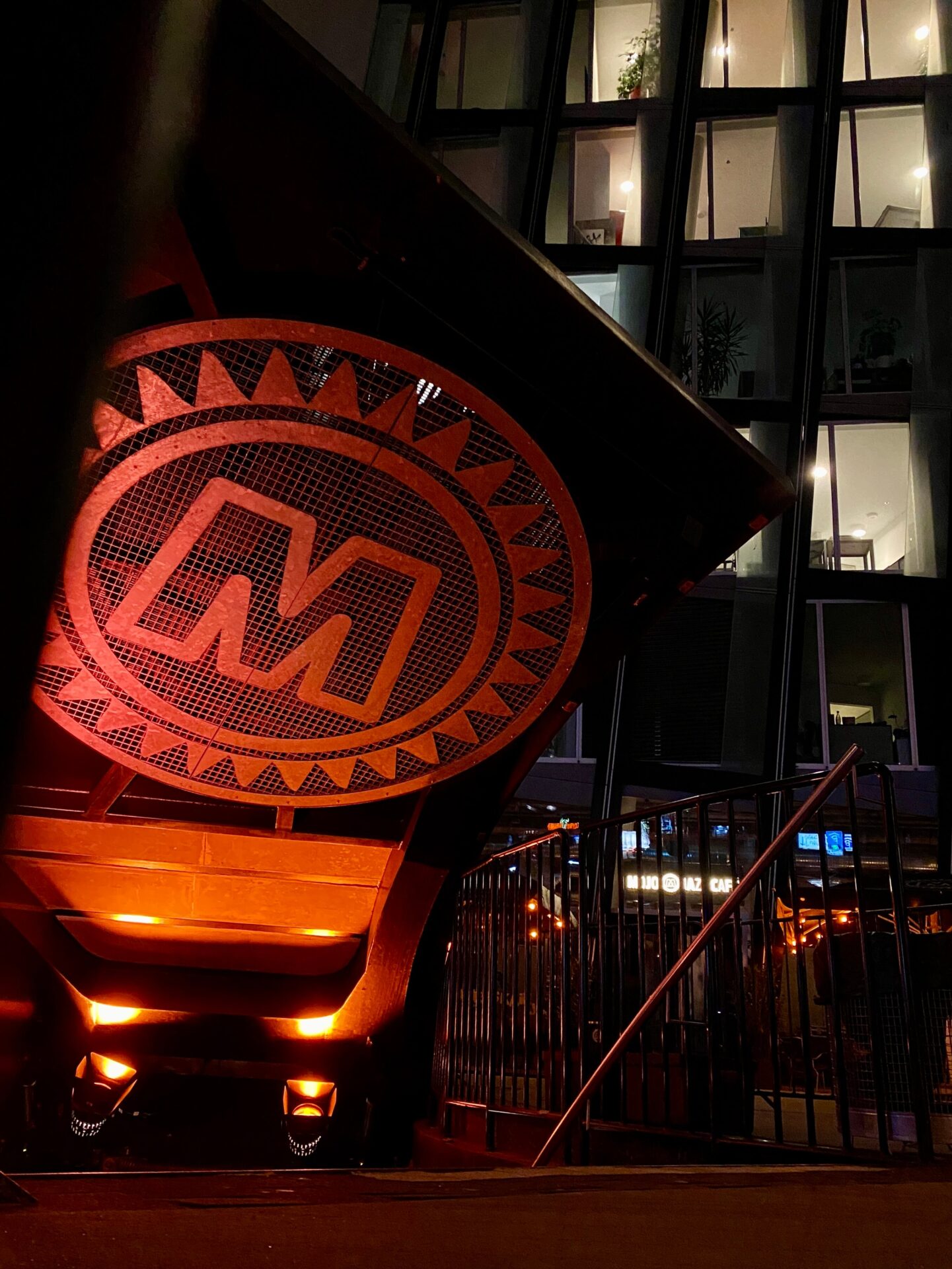 Mojo Club in Hamburg, Tür geöffnet, das große M-Logo ist rot beleuchtet