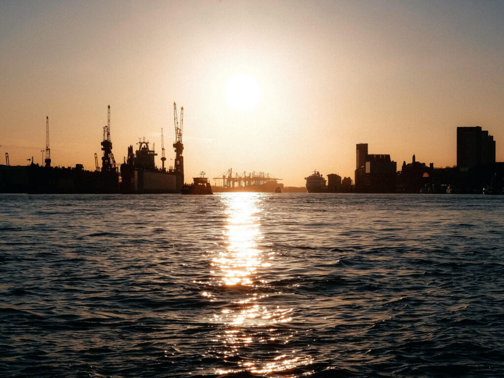 Hamburger Hafen, die Sonne geht über der Elbe unter