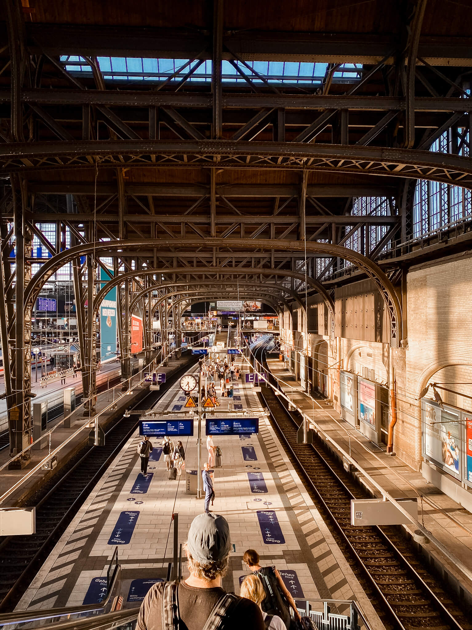 Hamburger Hauptbahnhof, Blick Richtung Gleise