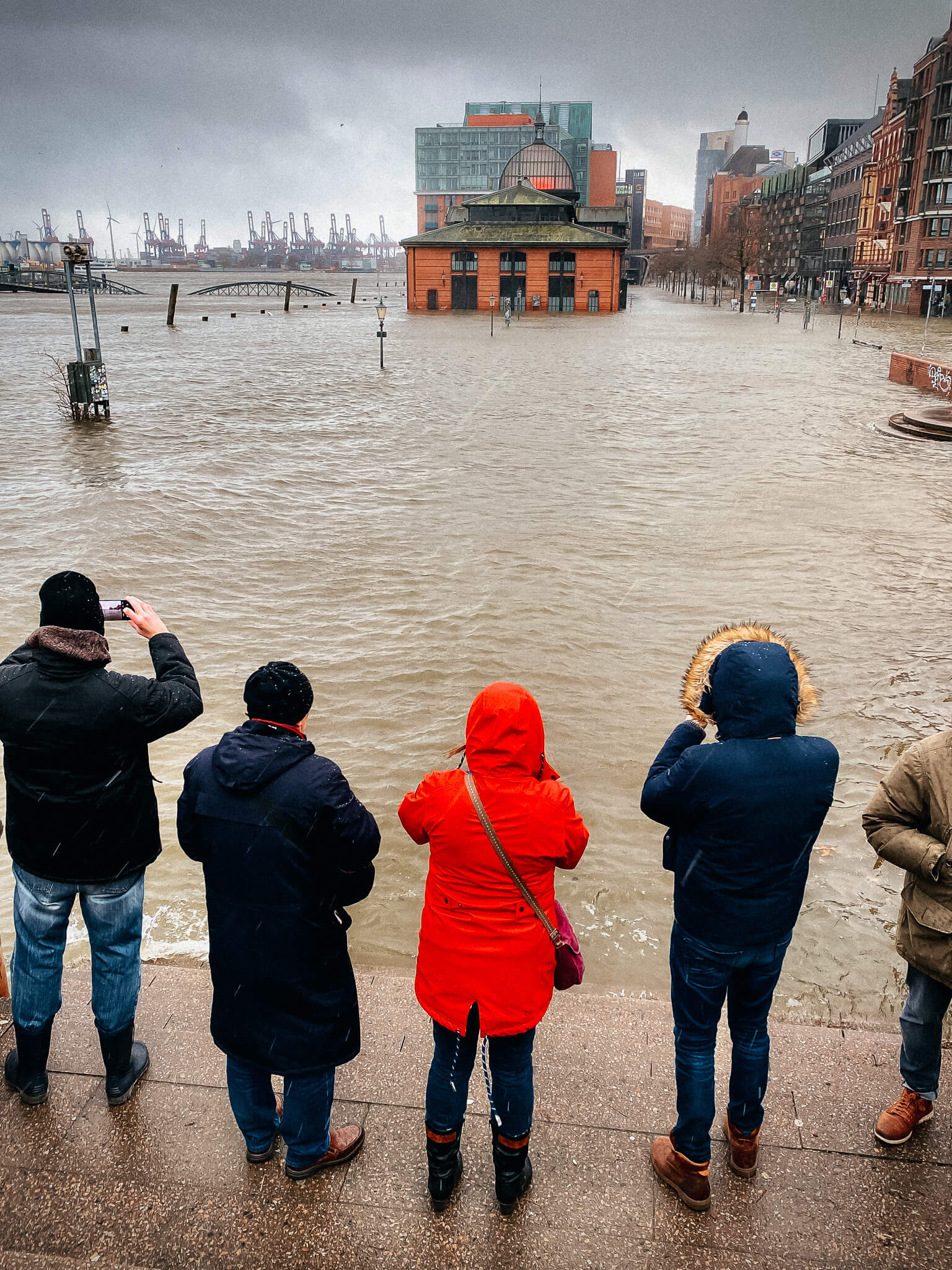Land unter beim Fischmarkt Altona, das Wasser überschwemmt die Fischauktionshalle