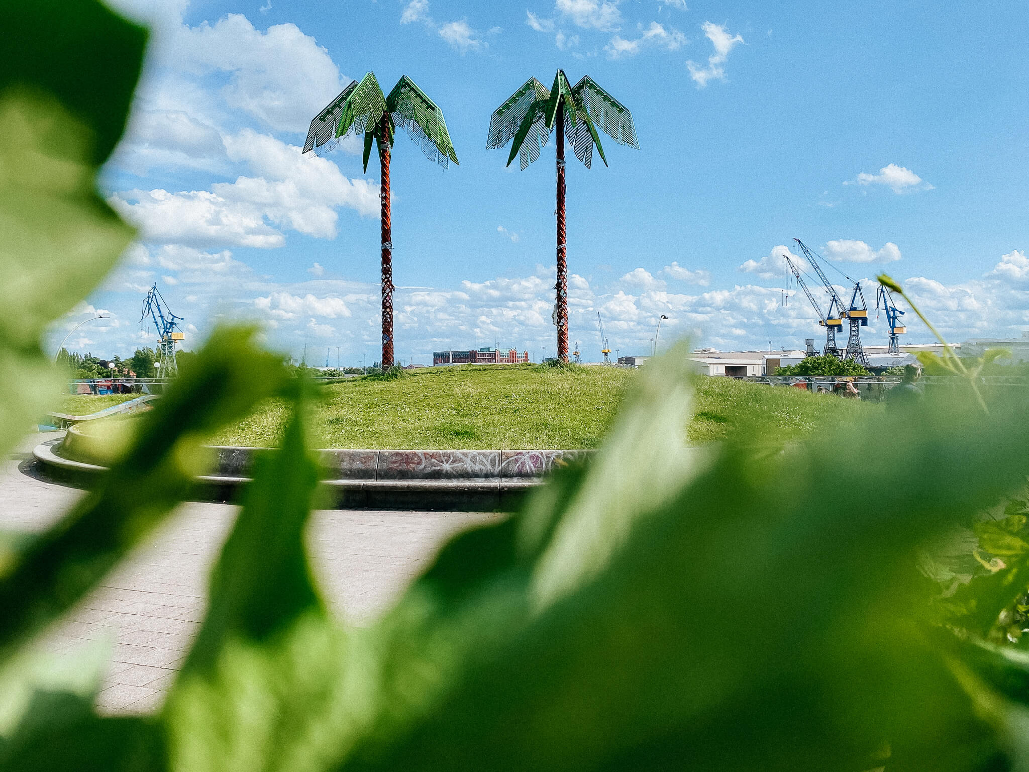 Palmen aus Stahl im Park Fiction auf St. Pauli