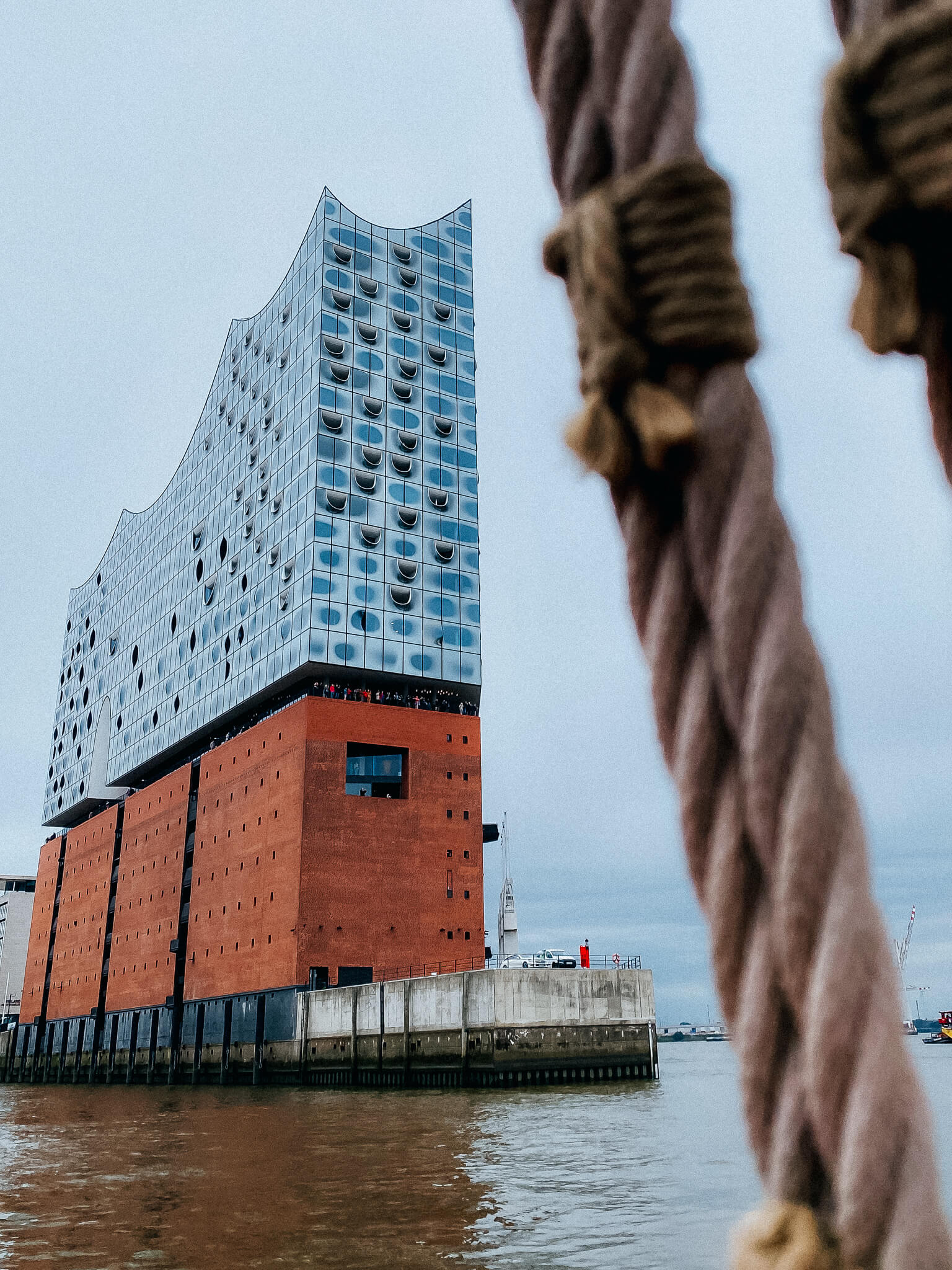 Elbphilharmonie, Hamburg, vom Boot aus gesehen